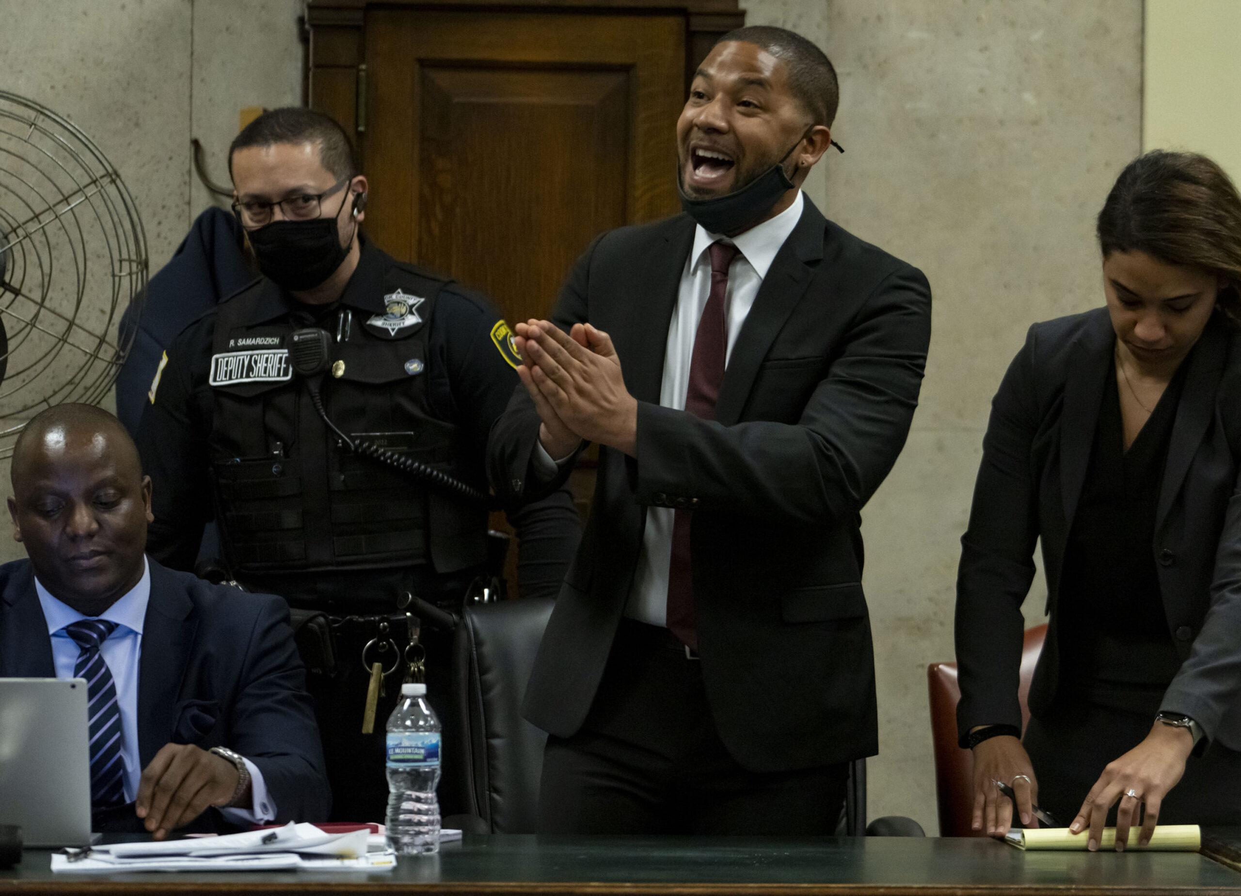 Aktor Jussie Smollett berbicara dengan Hakim James Linn setelah putusan dibacakan pada 10 Maret 2022, di Gedung Pengadilan Kriminal Leighton di Chicago.