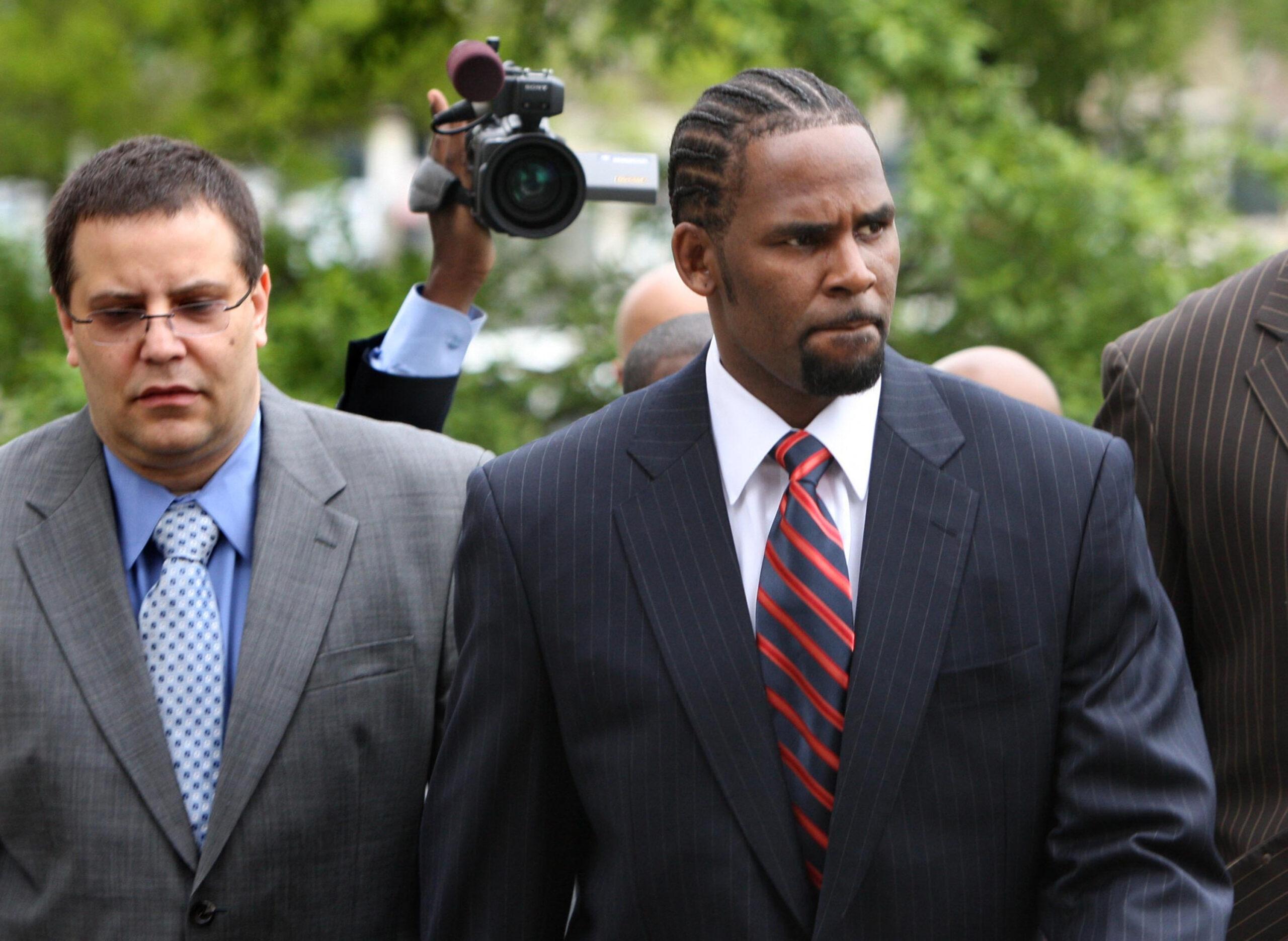 R. Kelly arrives with manager Derrel McDavid at the Cook County Criminal Courts Building on May 20, 2008