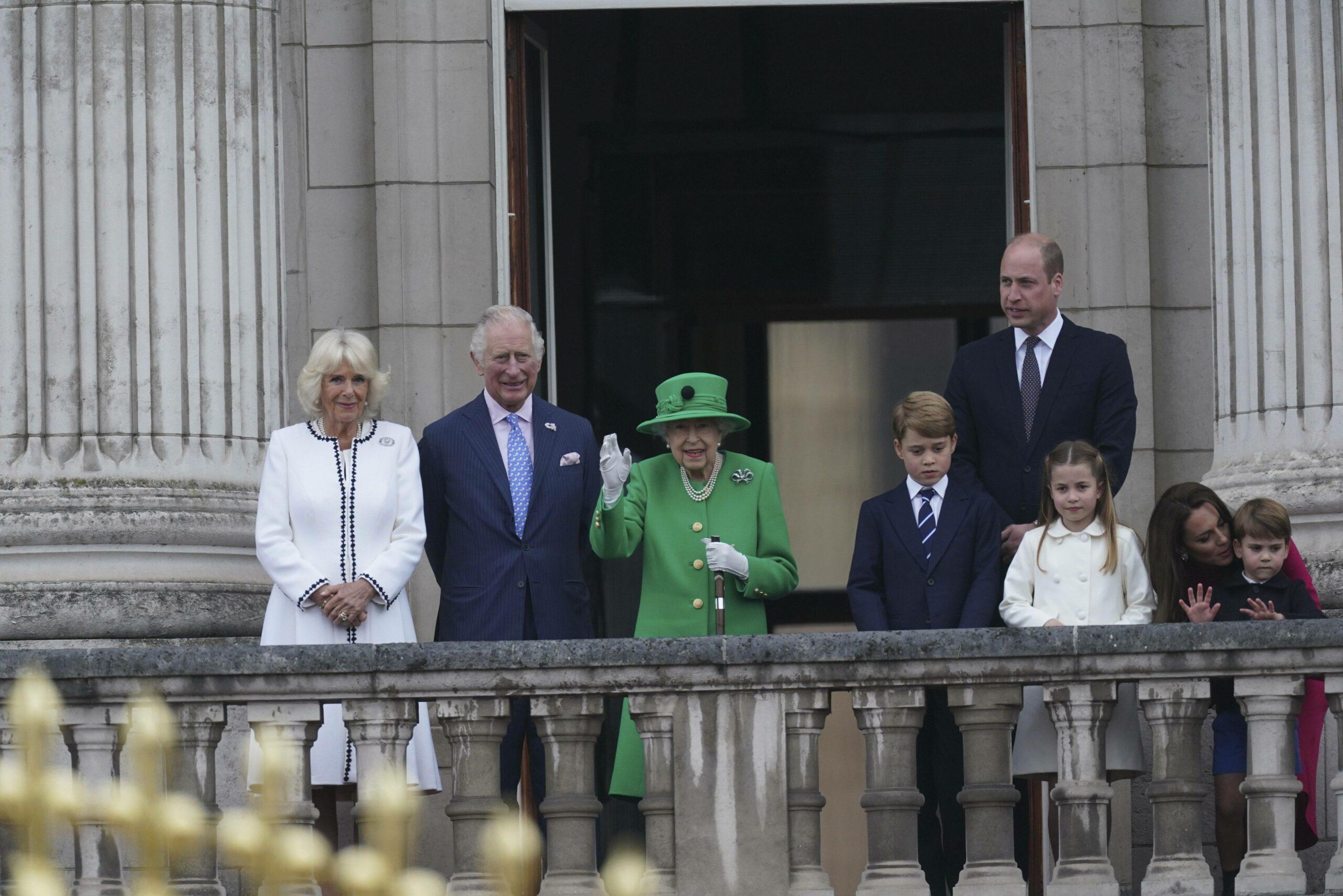 The Queen and Royal Family at Jubilee Pageant