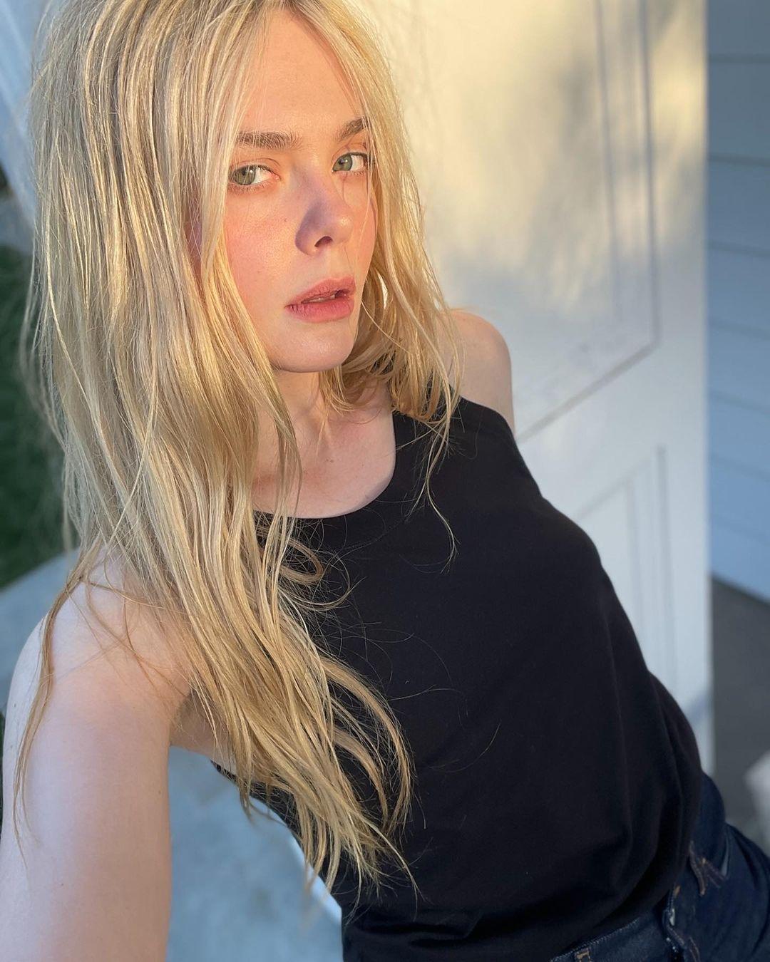 Elle Fanning taking a selfie.