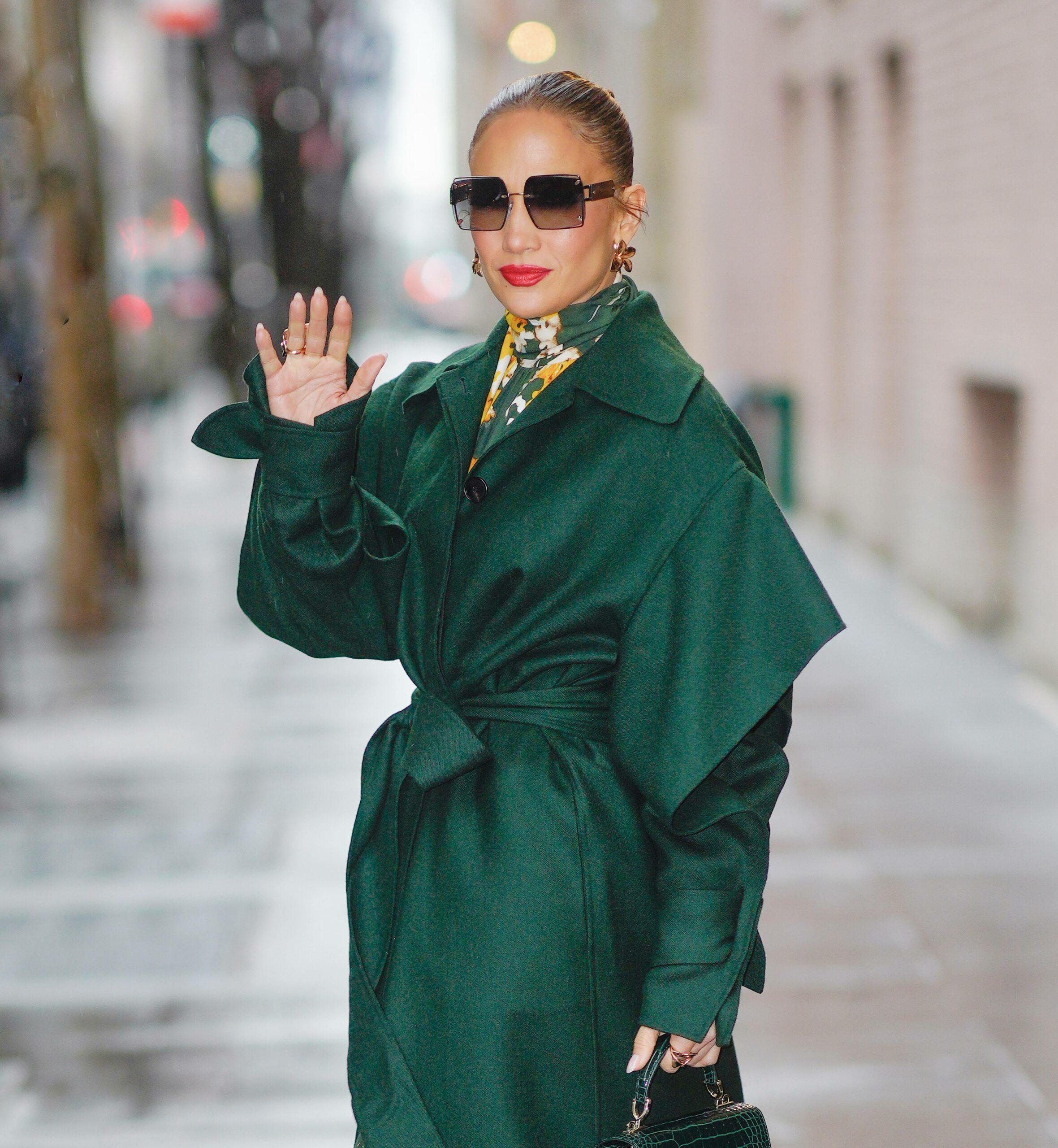 Jennifer Lopez sai por Nova York promovendo 'Marry Me'