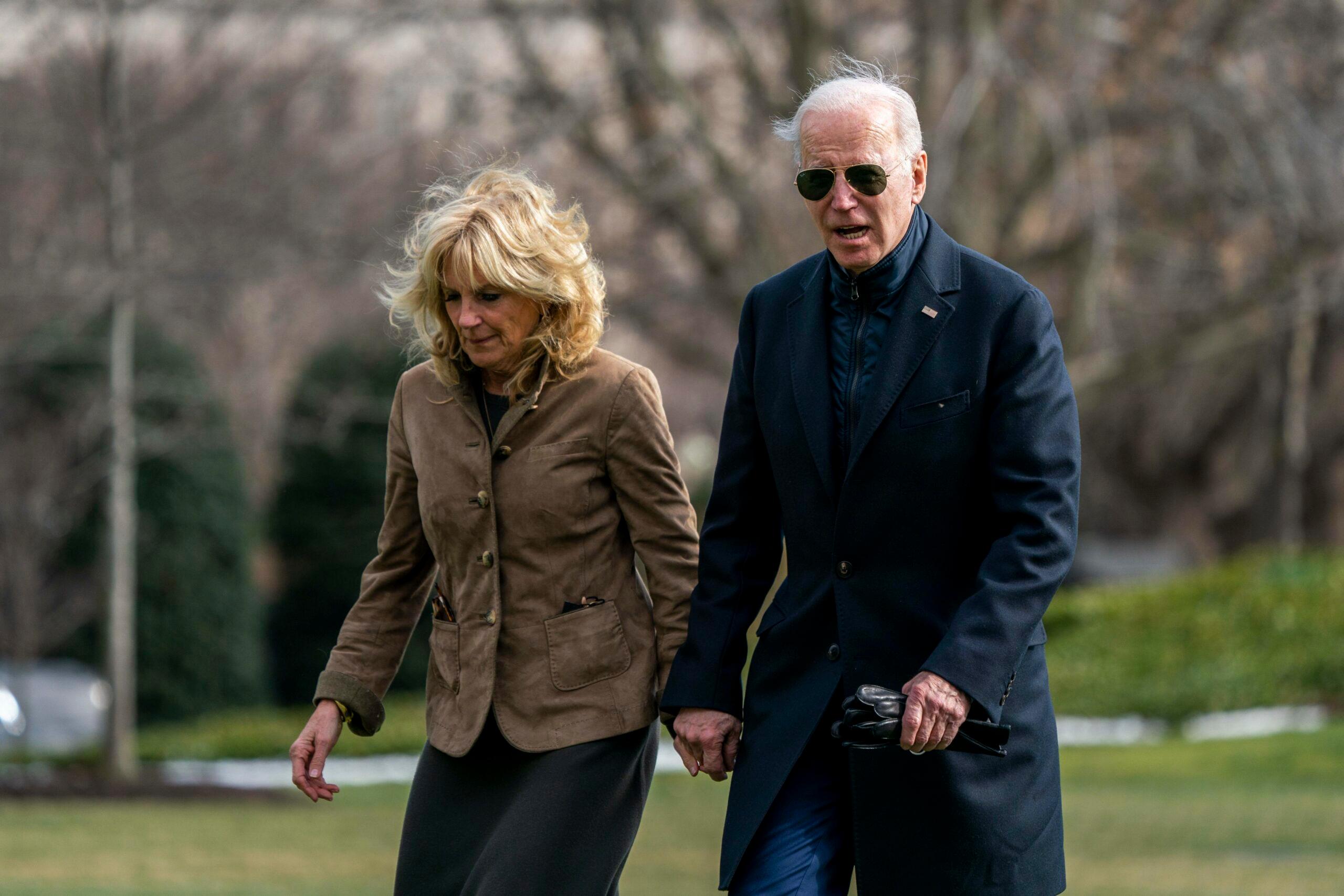 O presidente dos EUA, Joe Biden, e a primeira-dama Jill Biden retornam à Casa Branca após um fim de semana em Camp David.