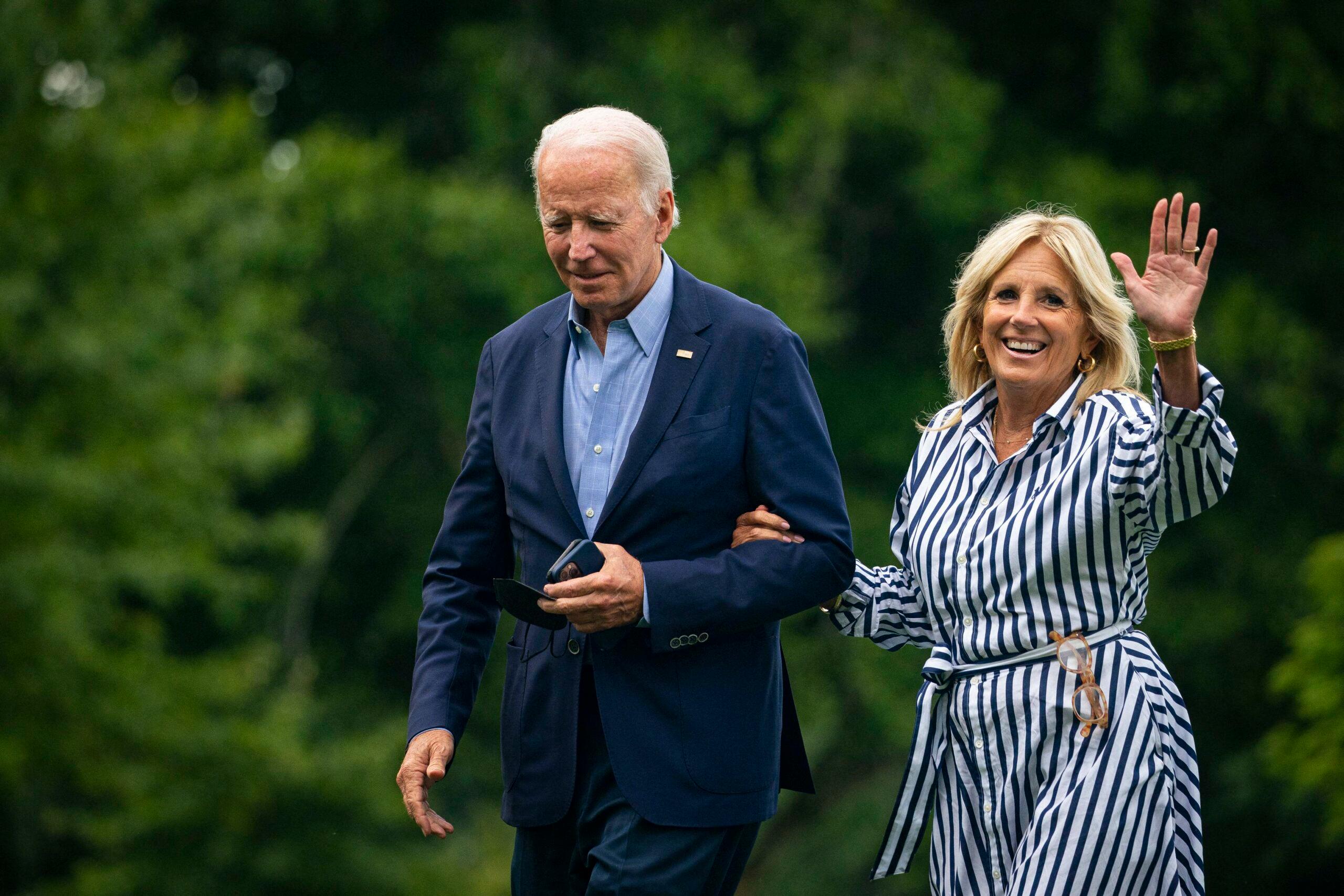O presidente dos Estados Unidos, Joe Biden, e a primeira-dama Jill Biden caminham no gramado sul da Casa Branca após chegarem no Marine One em Washington, DC