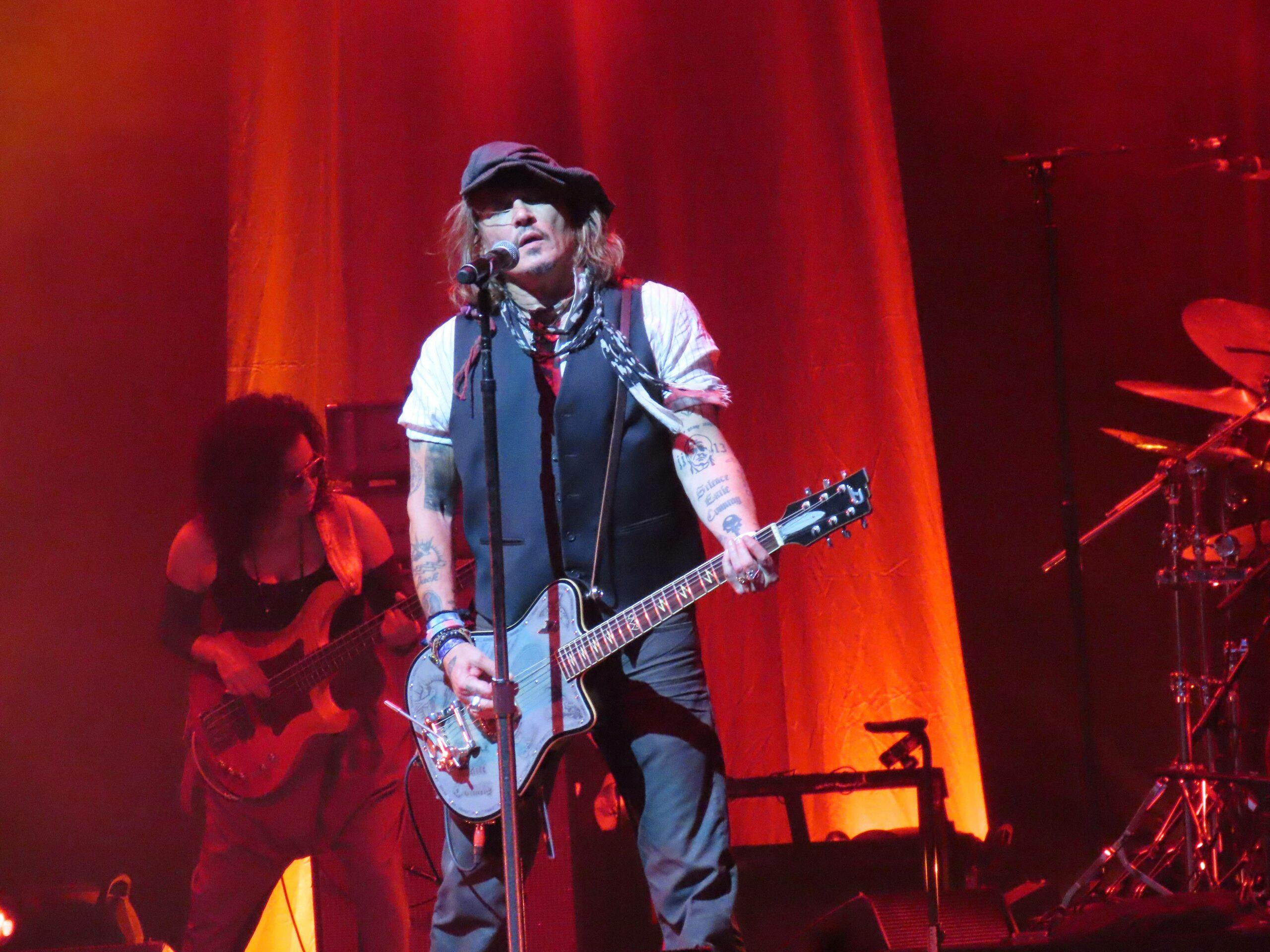 Johnny Depp playing live with Jeff Beck in Paris