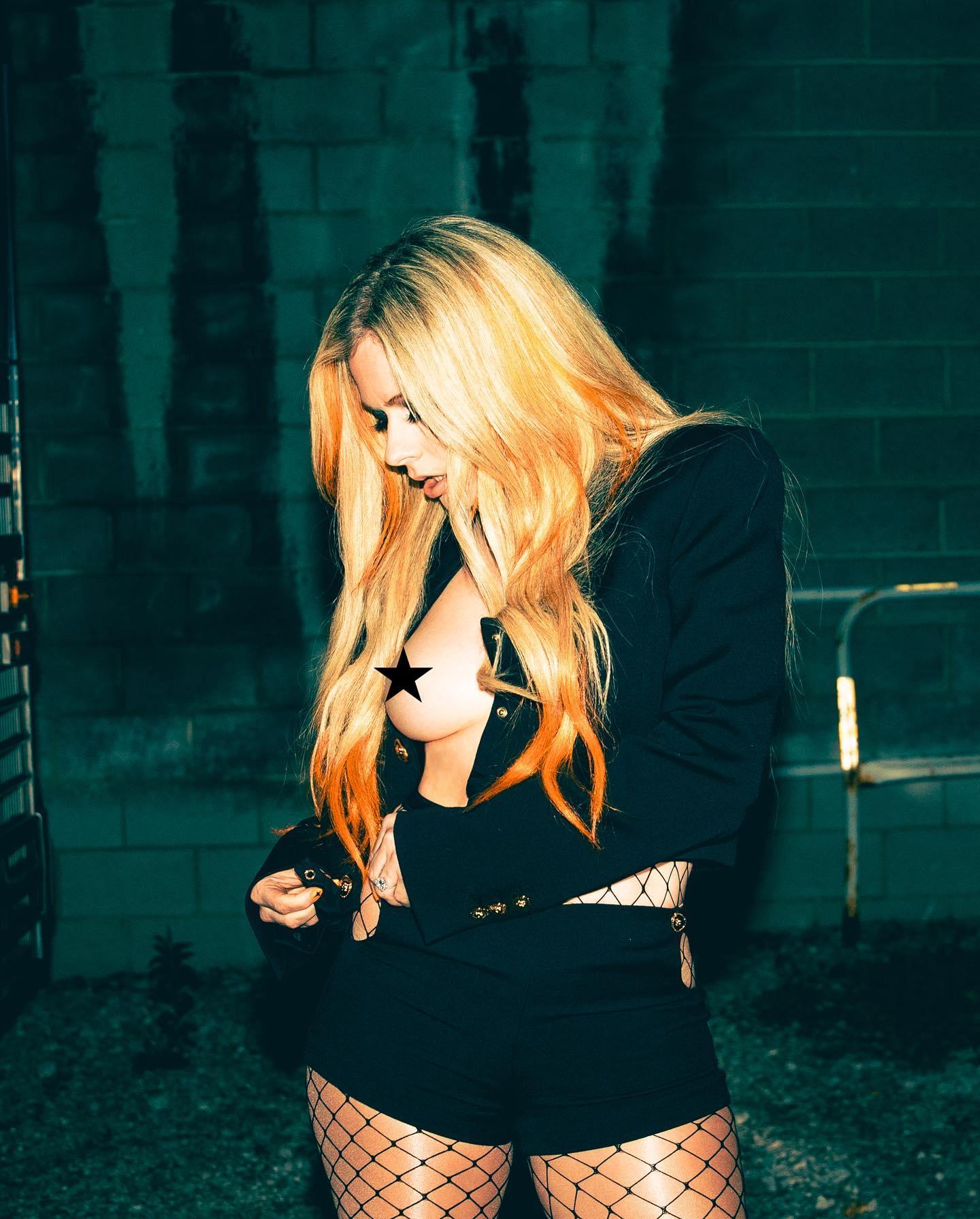 Avril Lavigne Poses Braless Underneath A Black Jacket