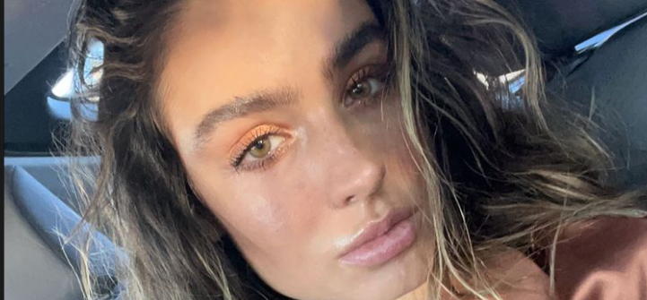 Sommer Ray Reveals The Goods In Sultry Car Snaps