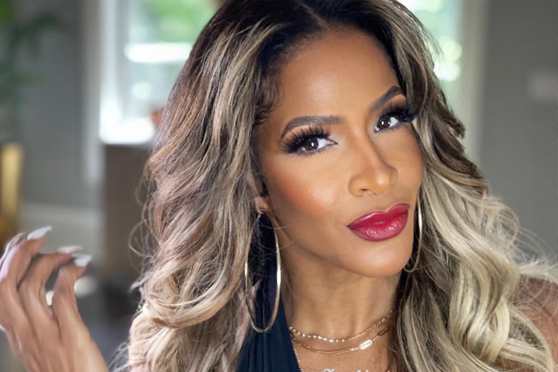 sheree whitfield taking a selfie in full glam