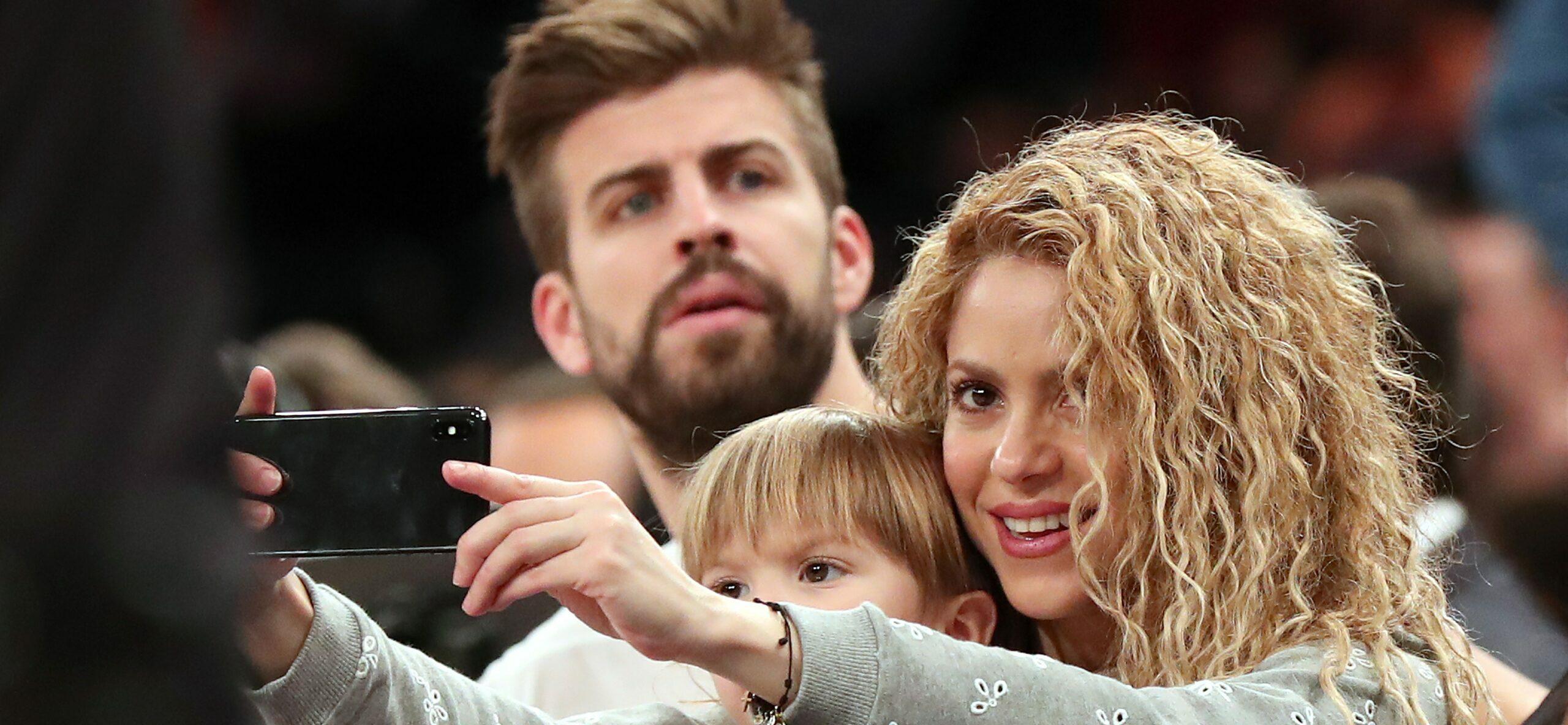 Christmas Day game between the New York Knicks and. Philadelphia 76ers at Madison Square Garden - Shakira, Gerard Pique and Chris Rock were among the celebs in attendance.***NO NEW YORK DAILY NEWS, NO NEW YORK TIMES, NO NEWSDAY***. 25 Dec 2017 Pictured: Gerard Piqué and his partner music artist Shakira sit court side with their two sons during the second quarter. Photo credit: Charles Wenzelberg/New York Post / MEGA TheMegaAgency.com +1 888 505 6342 (Mega Agency TagID: MEGA137557_021.jpg) [Photo via Mega Agency]