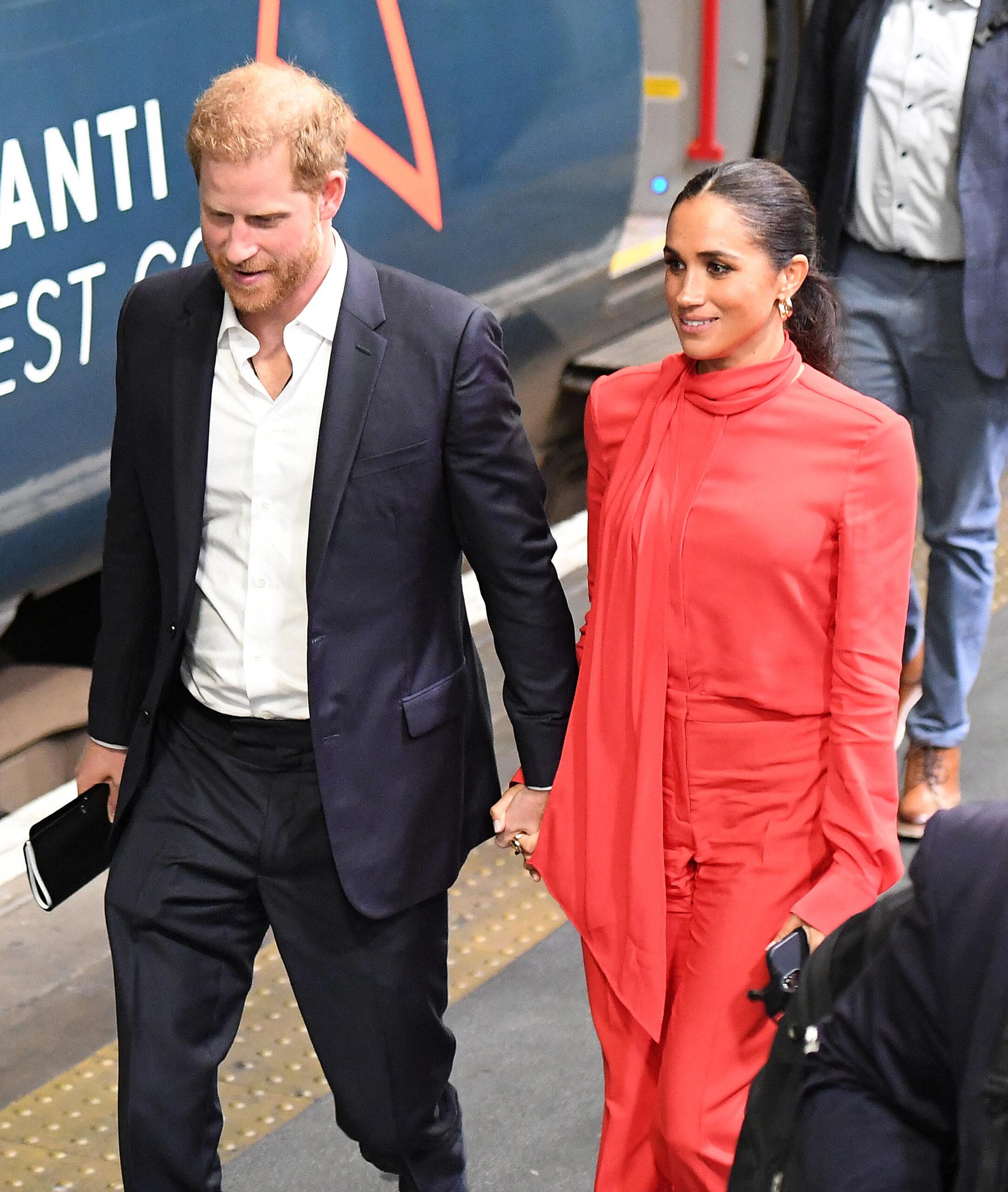 Príncipe Harry e Meghan Markle na estação de Euston em um trem de Manchester, depois de participar da cúpula One Young World