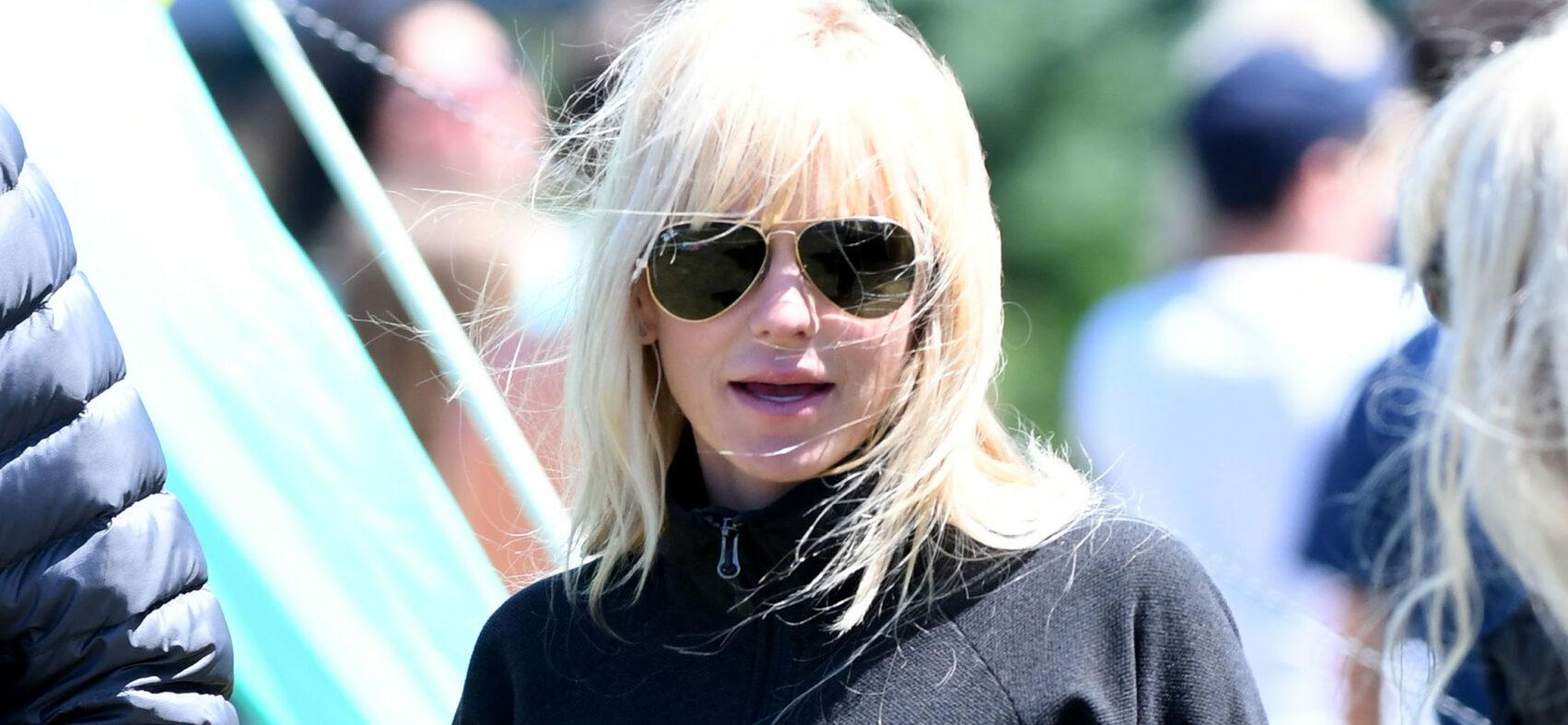 Anna Faris and Eva Longoria enjoy a break together off set as they film Overboard in Canada