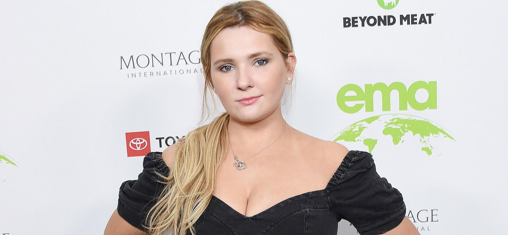 Abigail Breslin Reveals She's The Victim Of Horrible Domestic Violence