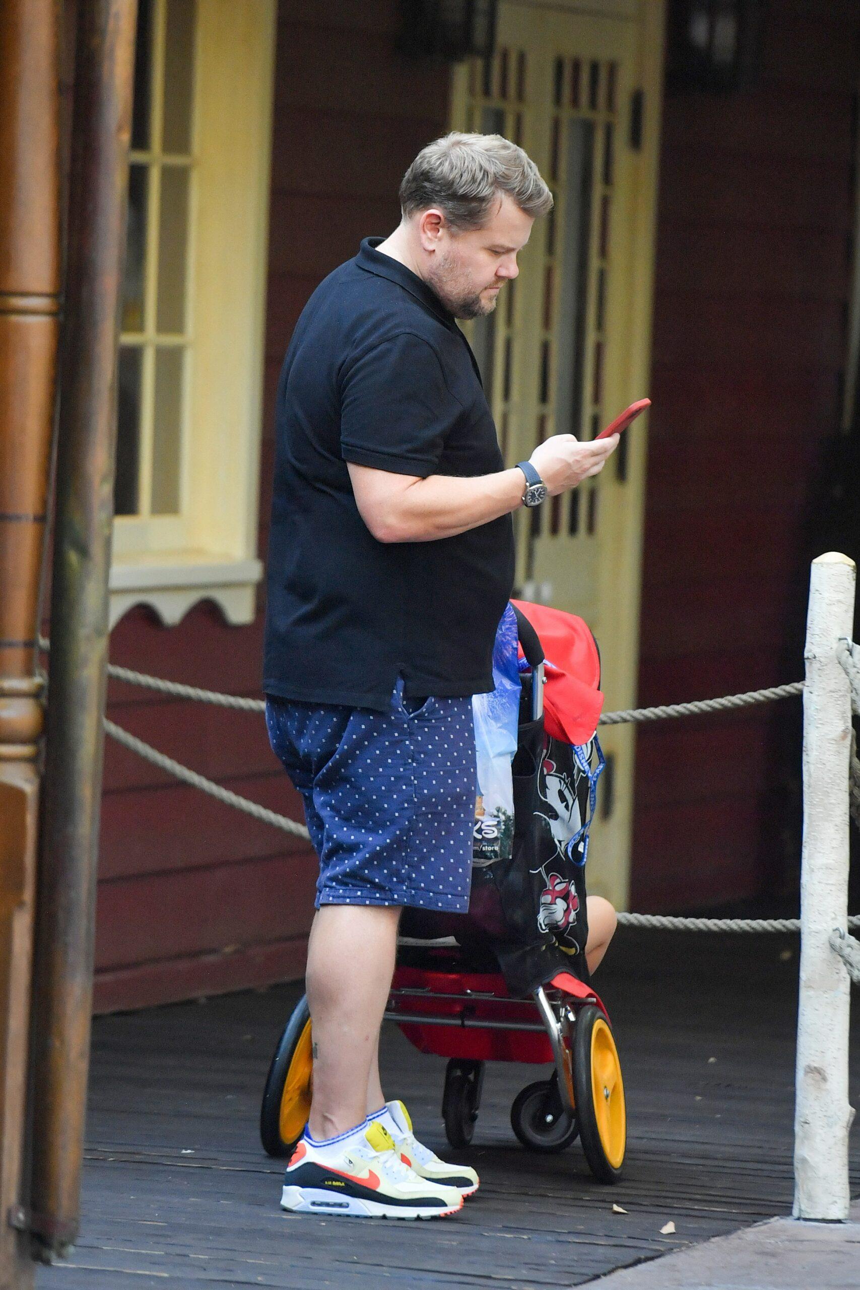 James Corden se diverte muito no lugar mais feliz do planeta