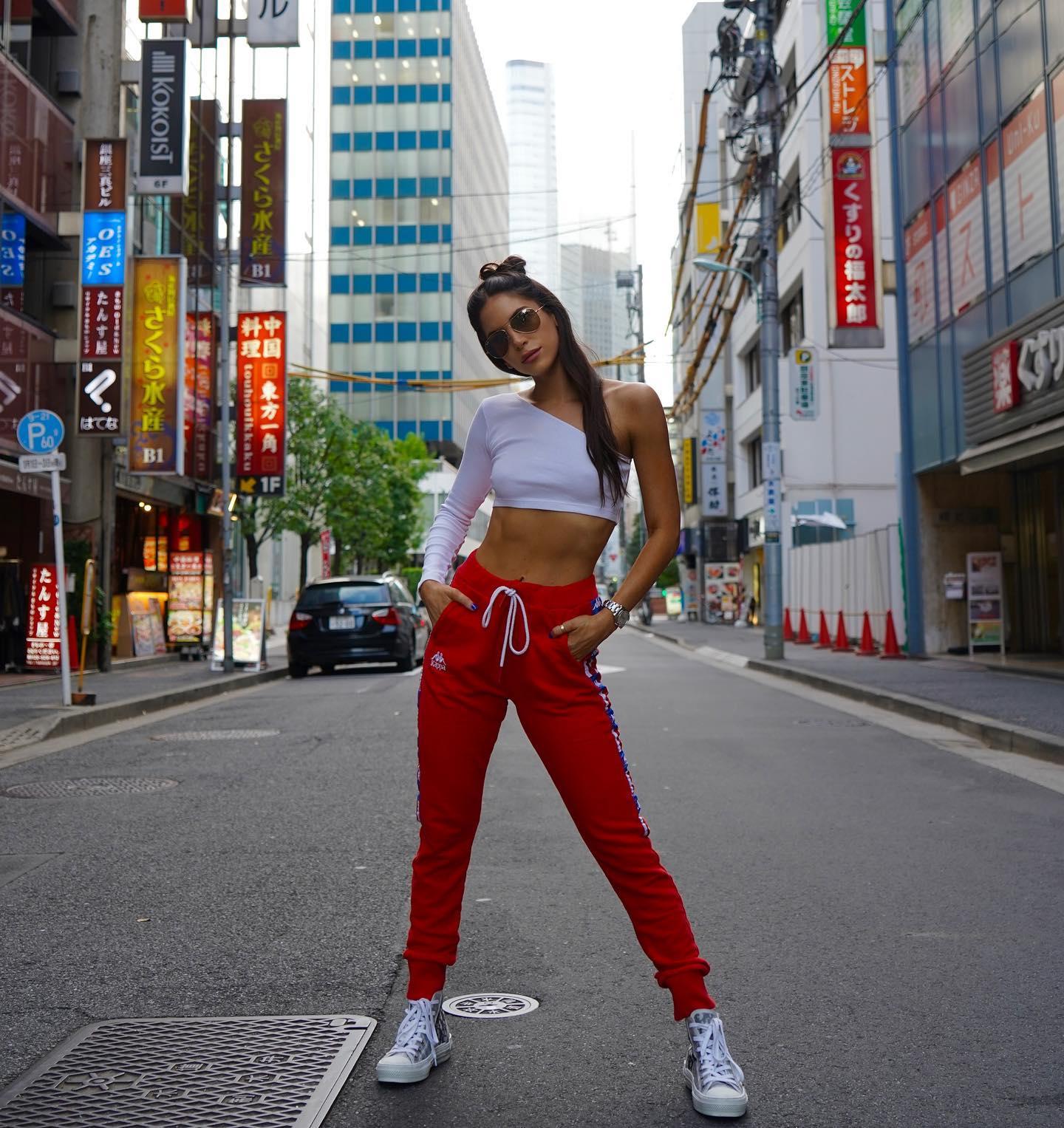 Jen Selter flaunts her toned abs in Tokyo