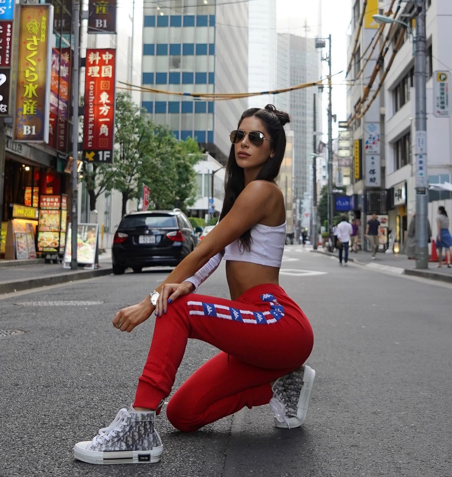Jen Selter flaunts her toned abs in Tokyo