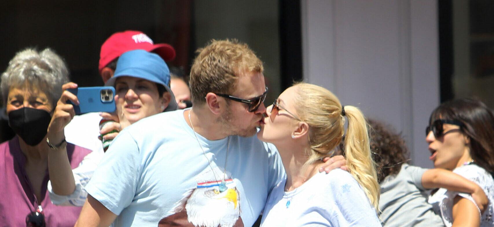 Heidi and Spencer Pratt watch the 4th of July parade