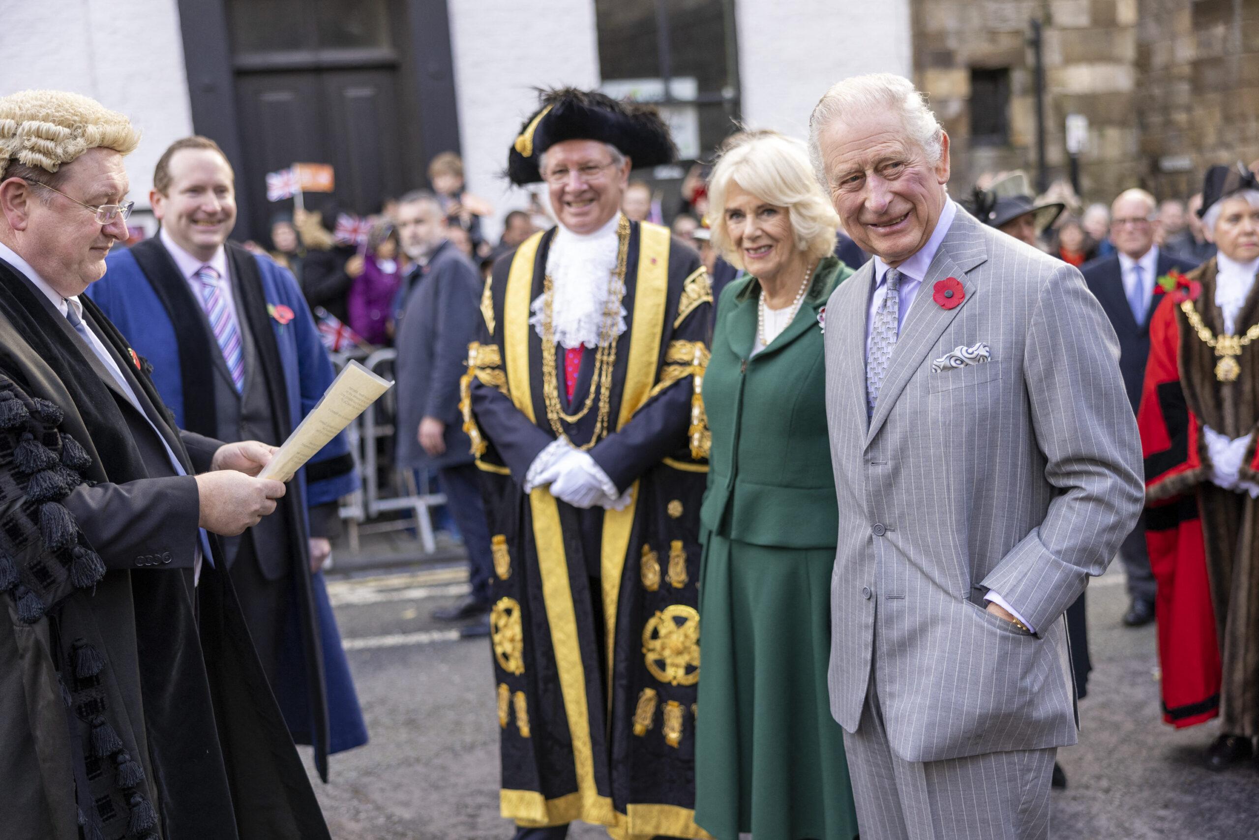 O rei Carlos III se esquiva de um ovo lançado por um manifestante enquanto visita York