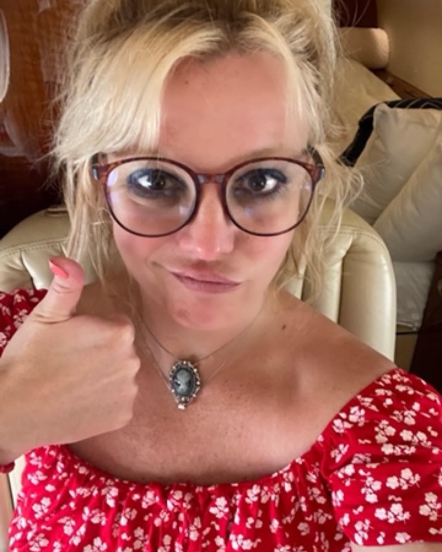 Britney Spears wears glasses