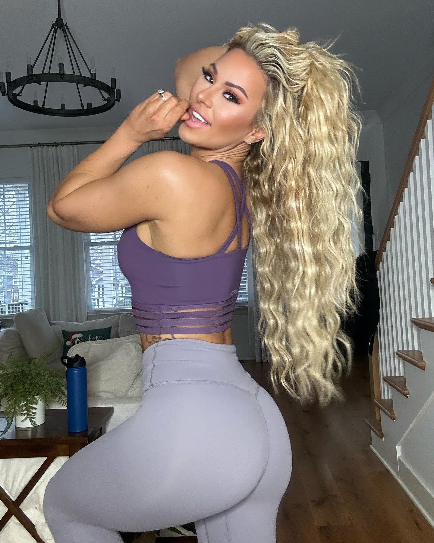 Kindly Myers shows off her new hair and a new outfit: a purple sports bra and gray CNC leggings