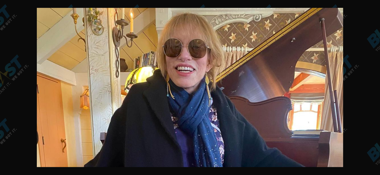 Carly Simon showing off stylish sunglasses
