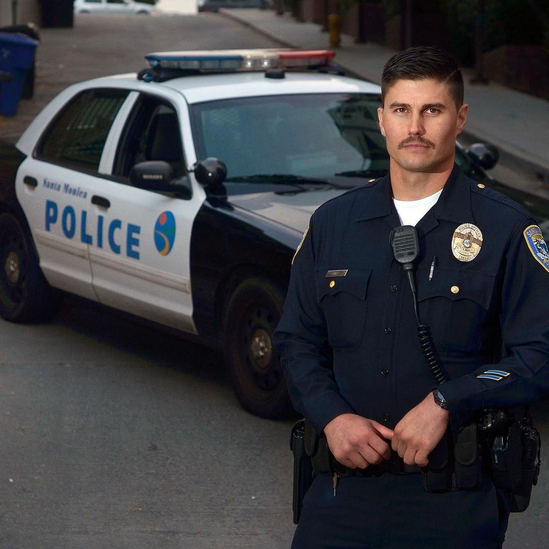 O marido de Christina Hall, Josh, homenageia a polícia com ESTA foto de retorno