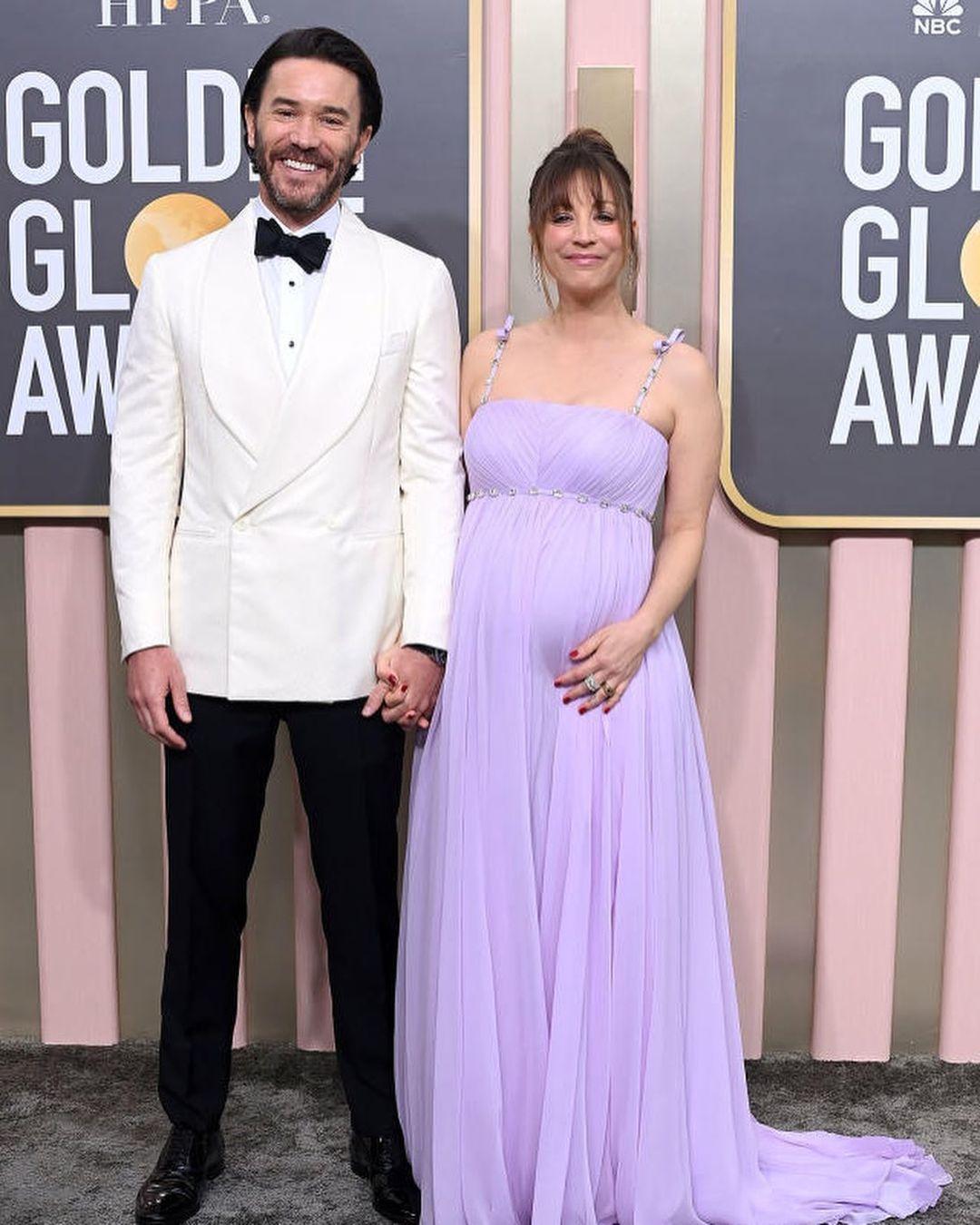 Pregnant Kaley Cuoco and Tom Pelphrey at the 2023 Golden Globes