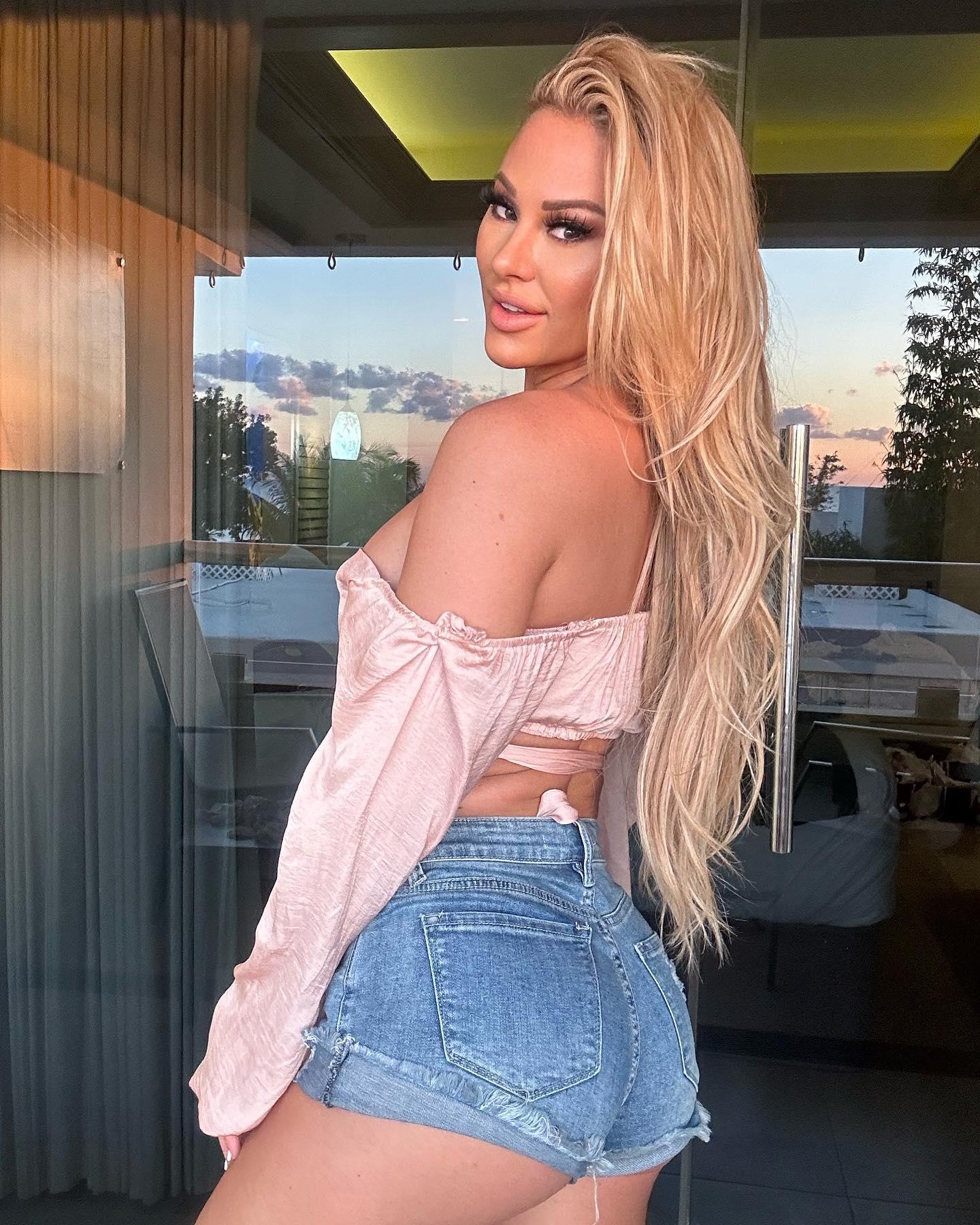 Kindly Myers poses in daisy dukes and a revealing top in Mexico