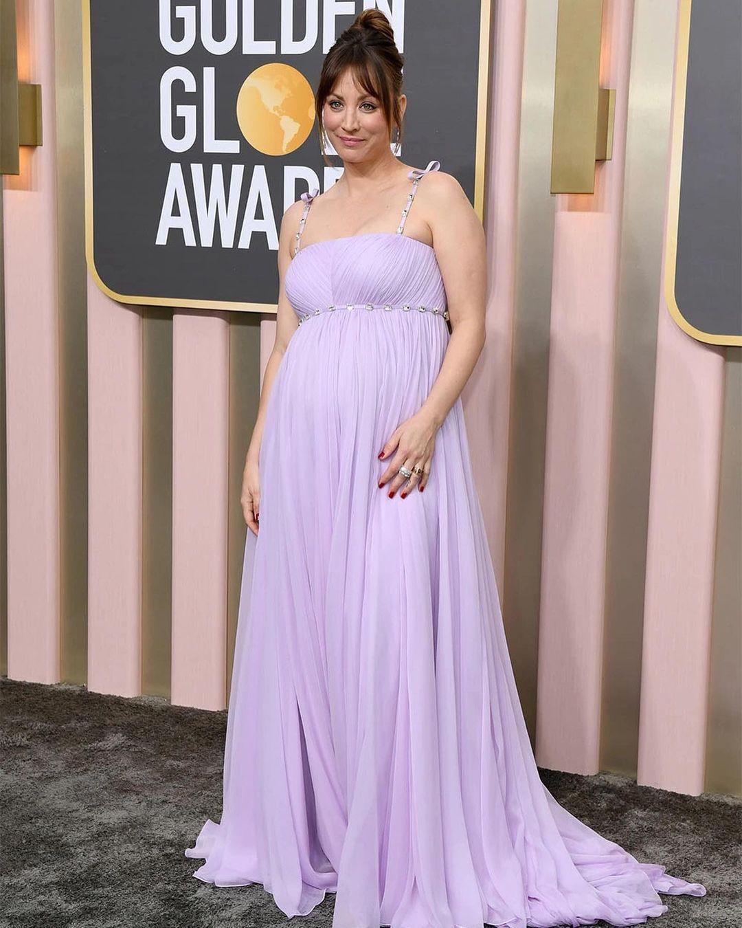 Pregnant Kaley Cuoco at the 2023 Golden Globes