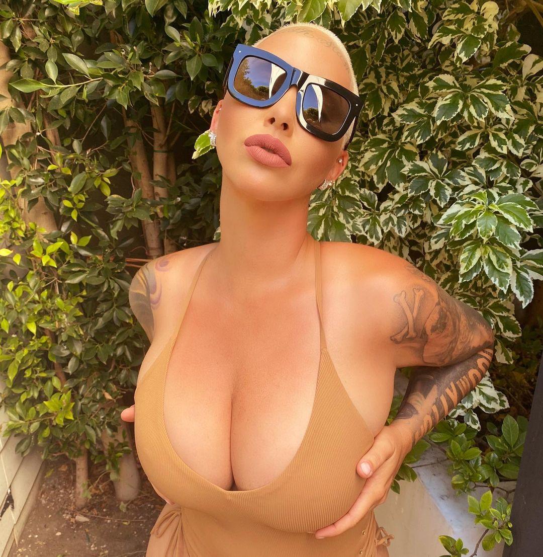 Amber Rose Offers Up A Taboo Favor For Super Bowl Tickets, Celebs Rush To Volunteer