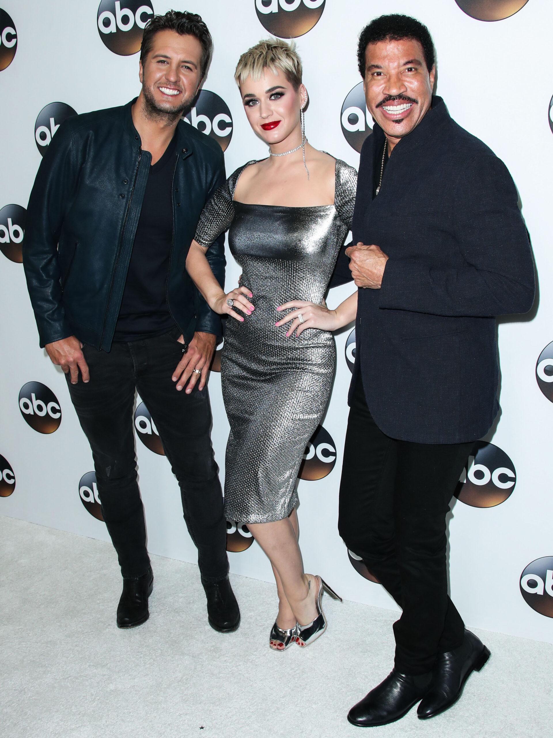 Katy Perry, Luke Bryan e Lionel Richie posando no tapete da ABC