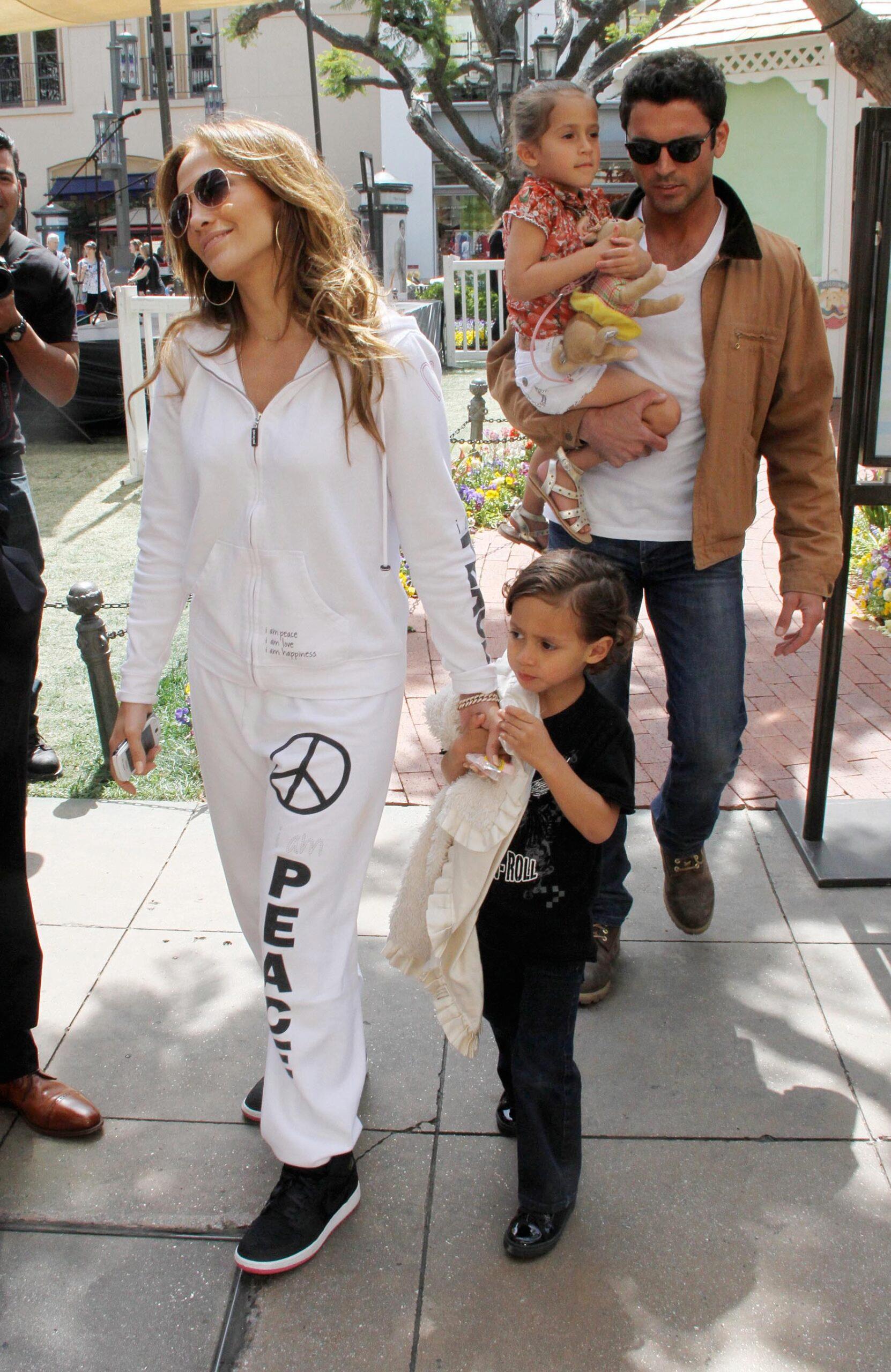 JENNIFER LOPEZ AND MARC ANTHONY TAKES THE KIDS TO MEET THE EASTER BUNNY