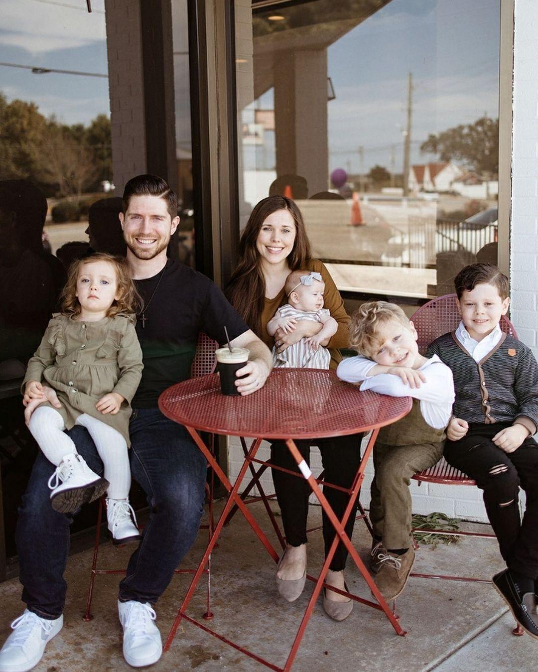 Jessa Duggar and husband Ben Seewald with their four kids