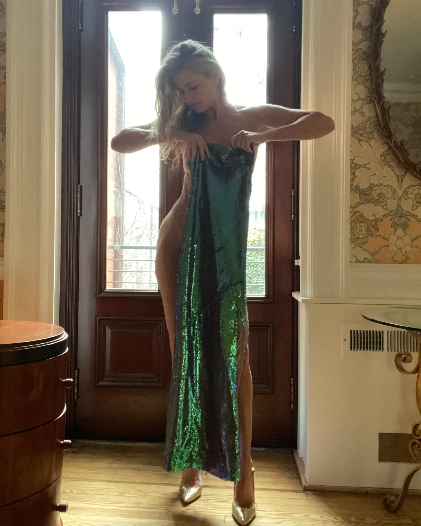 Paulina Porizkova reveals her "secret beauty" in a green dress and heels