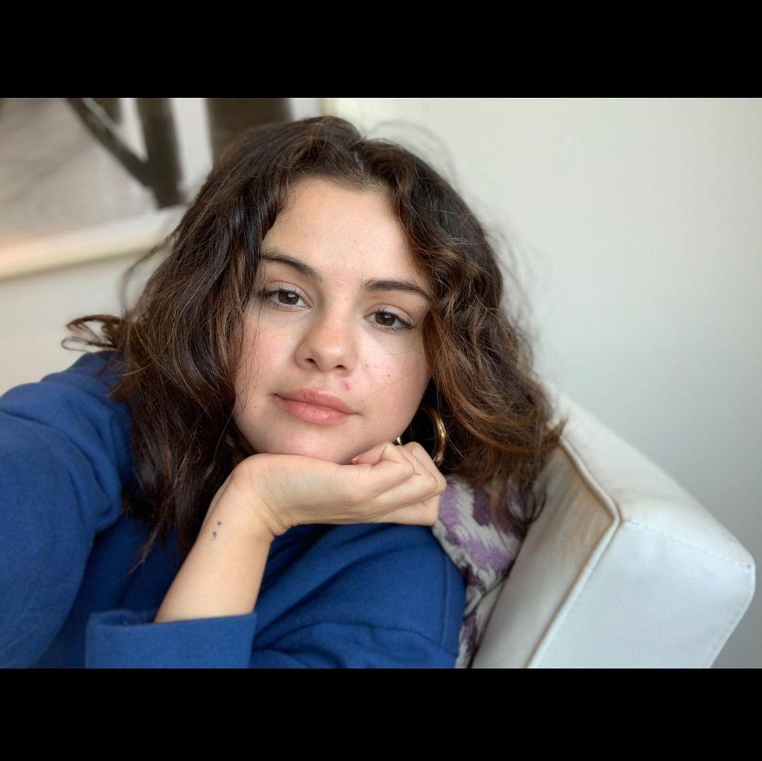 Selena Gomez flaunts makeup free look
