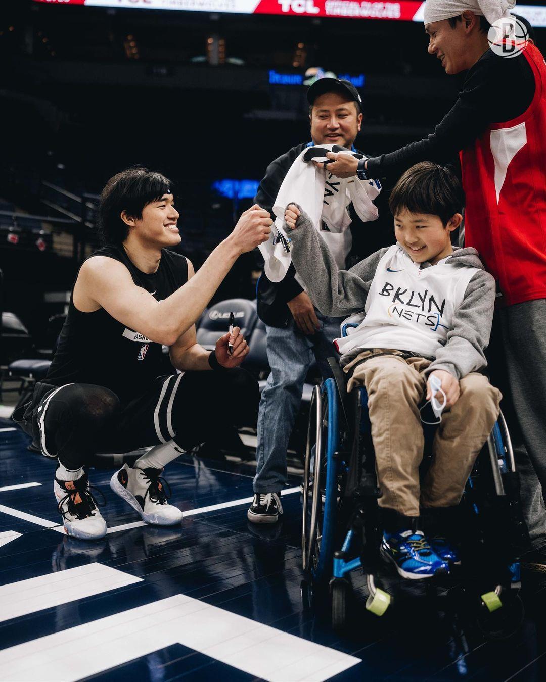 Yuta Watanabe spends time with a young fan who traveled from Japan