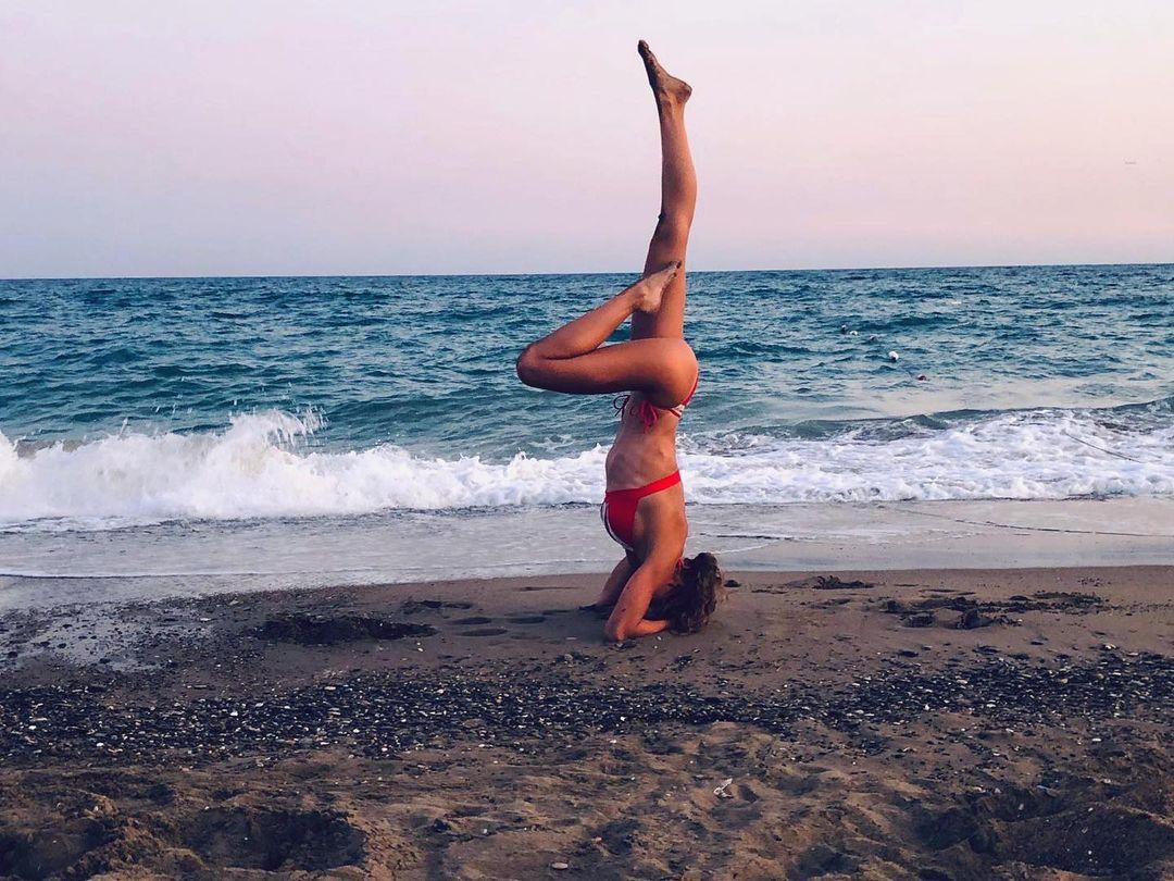 Andreea Dragoi doing a handstand.