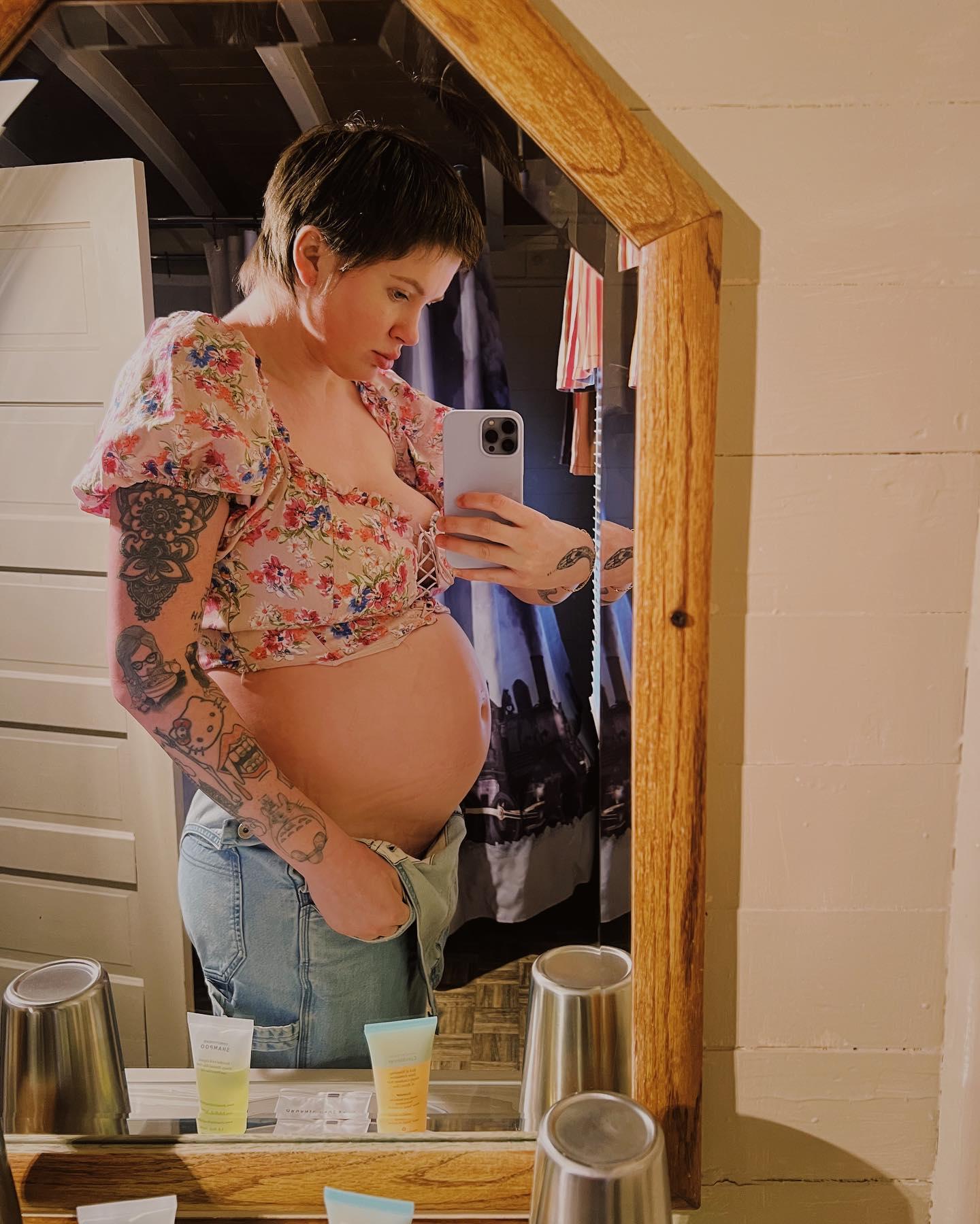 Ireland Baldwin Reveals Her Baby Is As Big As The Hamburger Phone From ‘Juno’