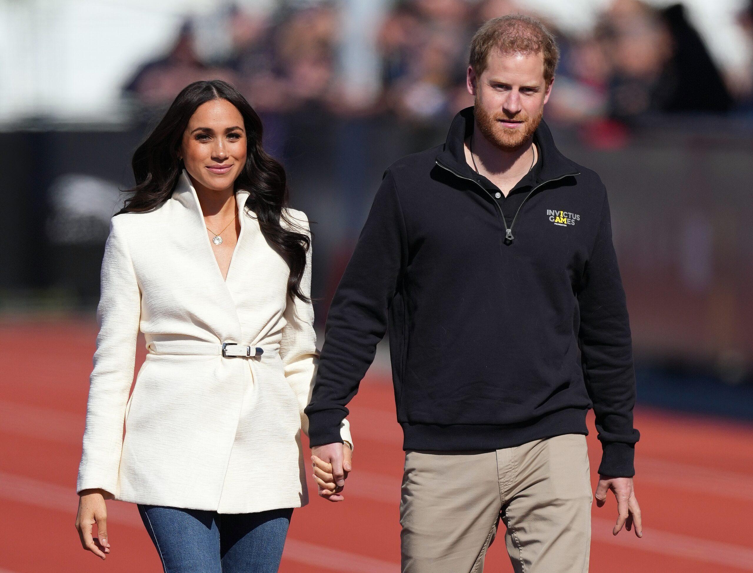 Harry e Meghan comparecem ao segundo dia dos Jogos InvictusO duque e a duquesa de Sussex assistem ao atletismo no segundo dia dos Jogos Invictus