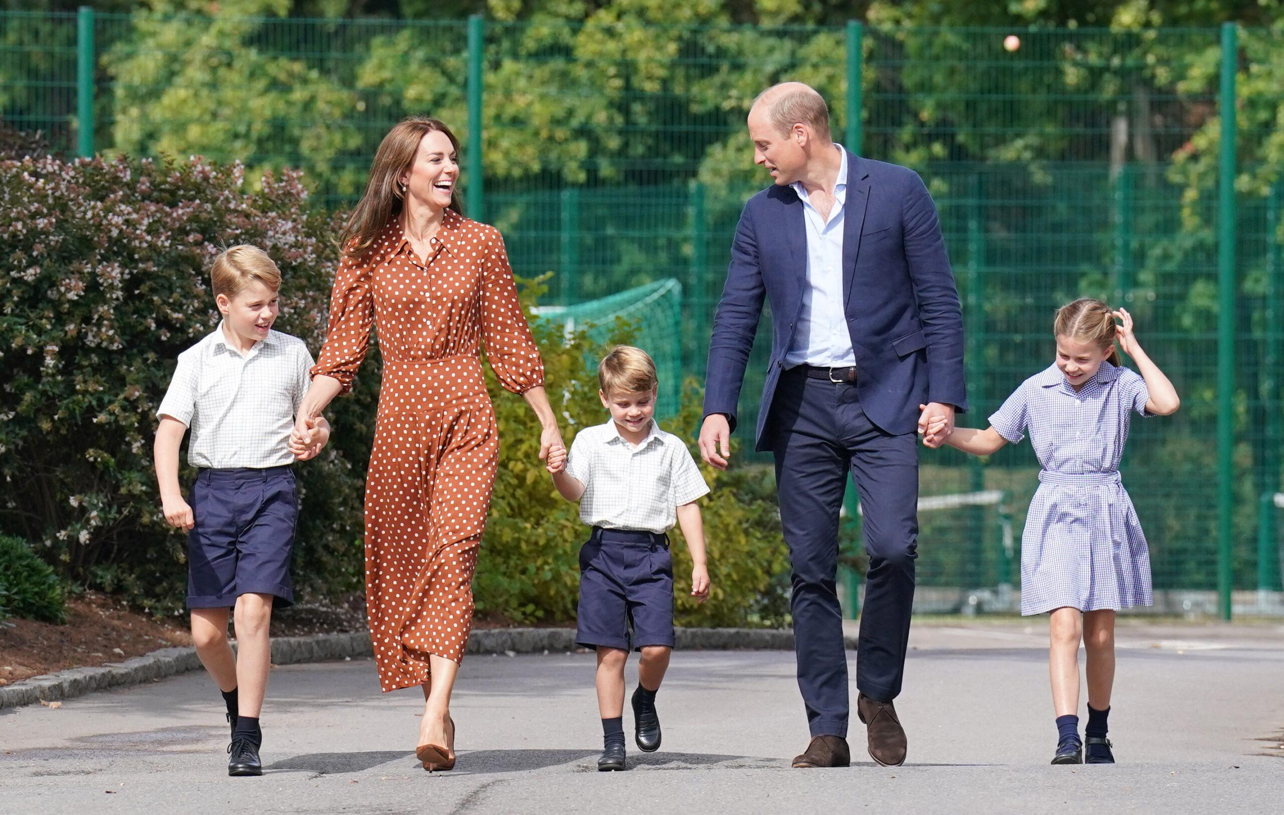 Príncipe William e Kate Middleton com seus filhos Príncipe George, Princesa Charlotte e Príncipe Louis começam na Lambrook School
