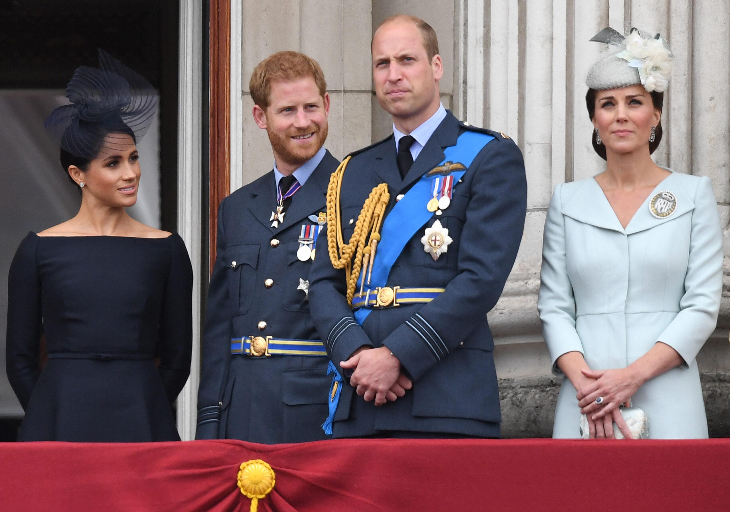 Meghan Markle, Duquesa de Sussex, Príncipe Harry, Duque de Sussex, e o Duque e a Duquesa de Cambridge comparecem ao sobrevoo da RAF100 no Palácio de Buckingham, Londres, Reino Unido, em 10 de julho de 2018. 10 de julho de 2018