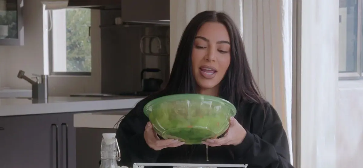 //kim kardashian eating salad e