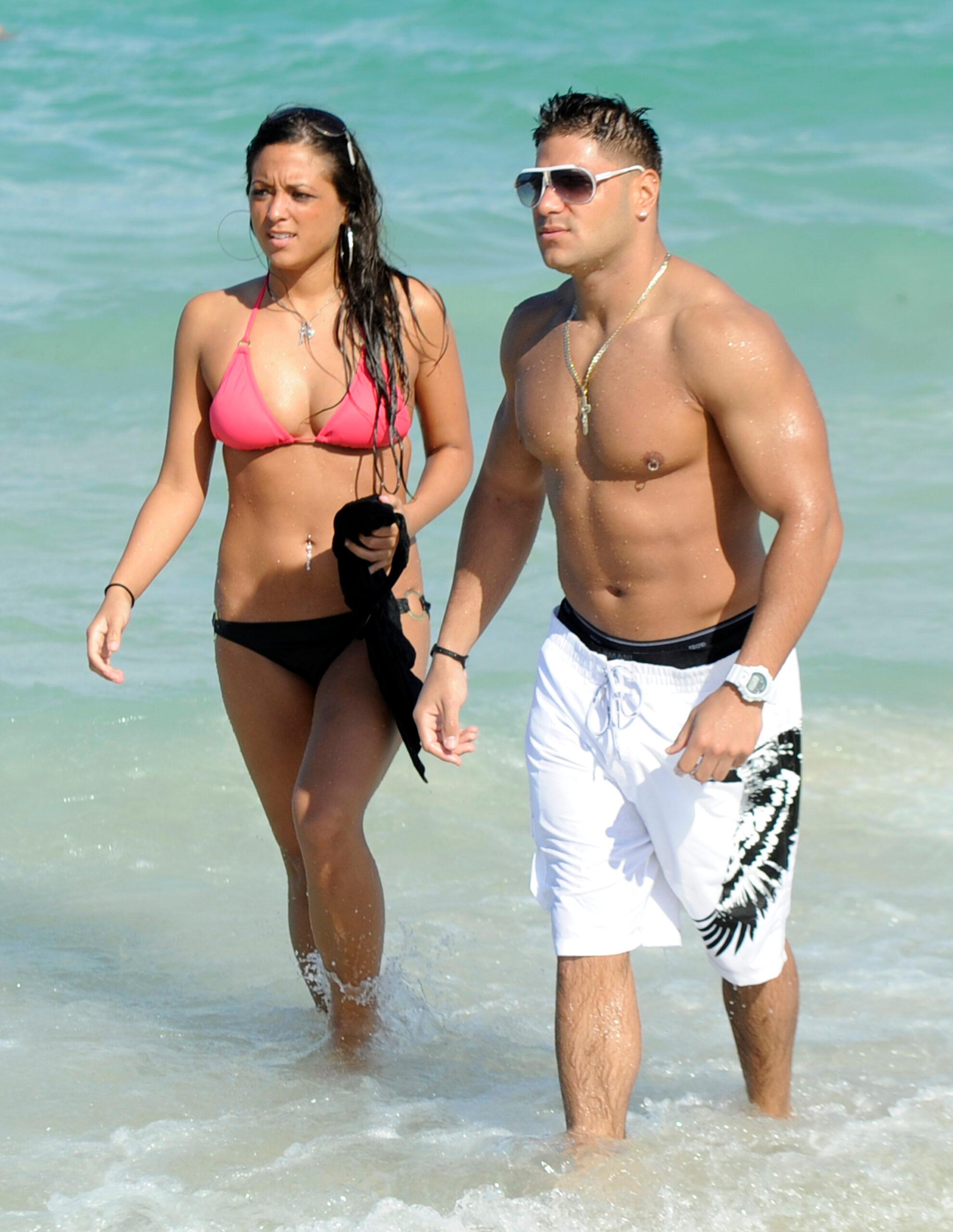 Jersey Shore cast members Sammi quot Sweetheart quot Giancola and Ronnie Ortiz-Magro show PDA on the beach in Miami