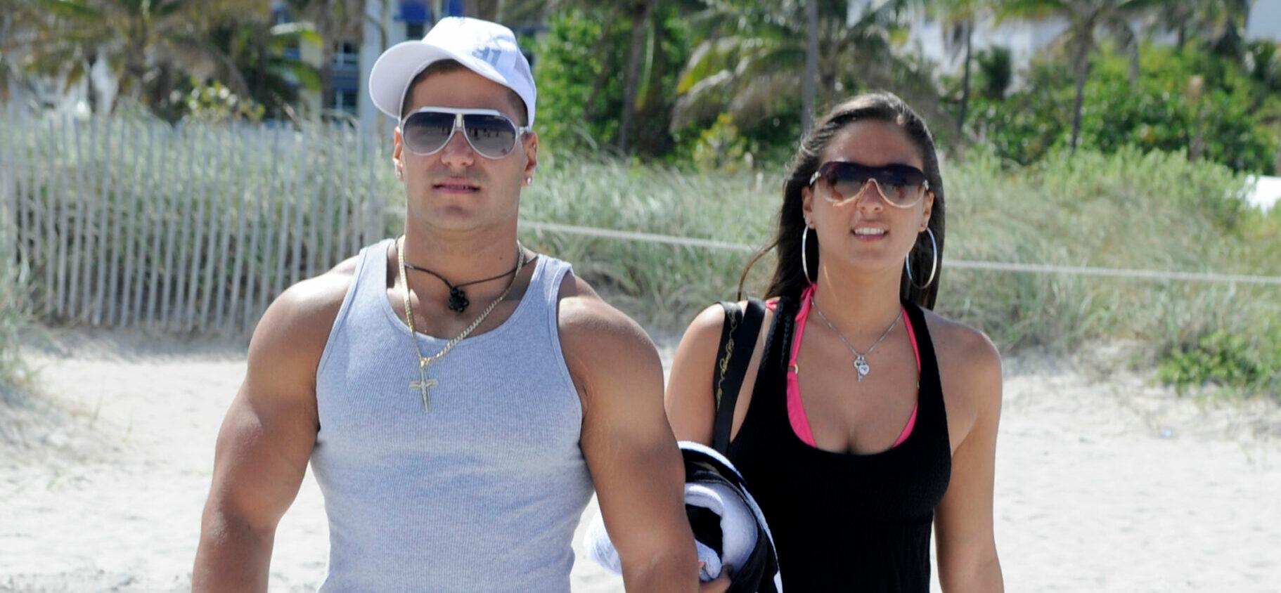 Jersey Shore cast members Sammi quot Sweetheart quot Giancola and Ronnie Ortiz-Magro show PDA on the beach in Miami