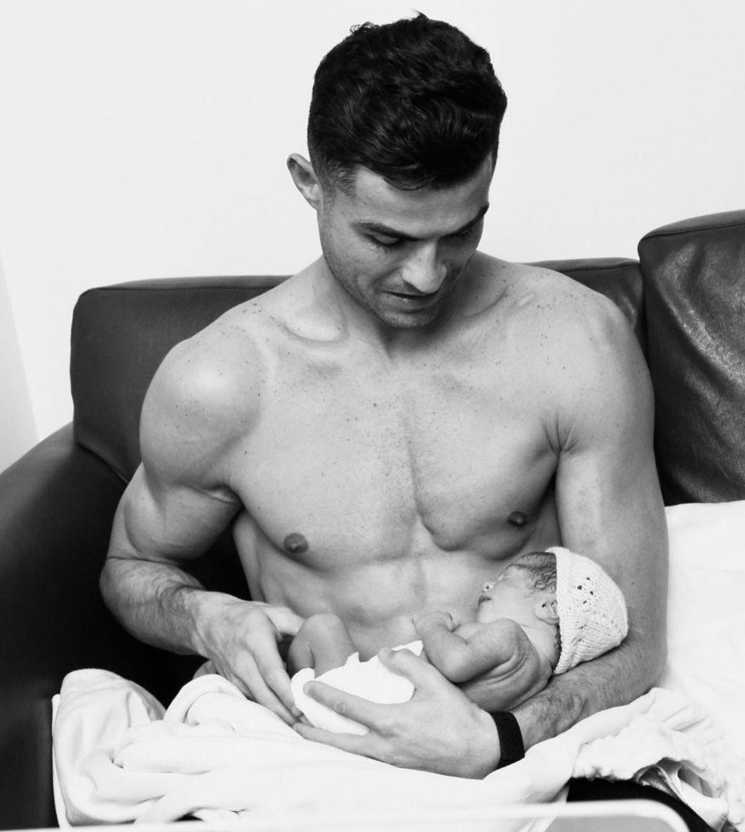 Cristiano Ronaldo bonds with daughter Bella Esmeralda
