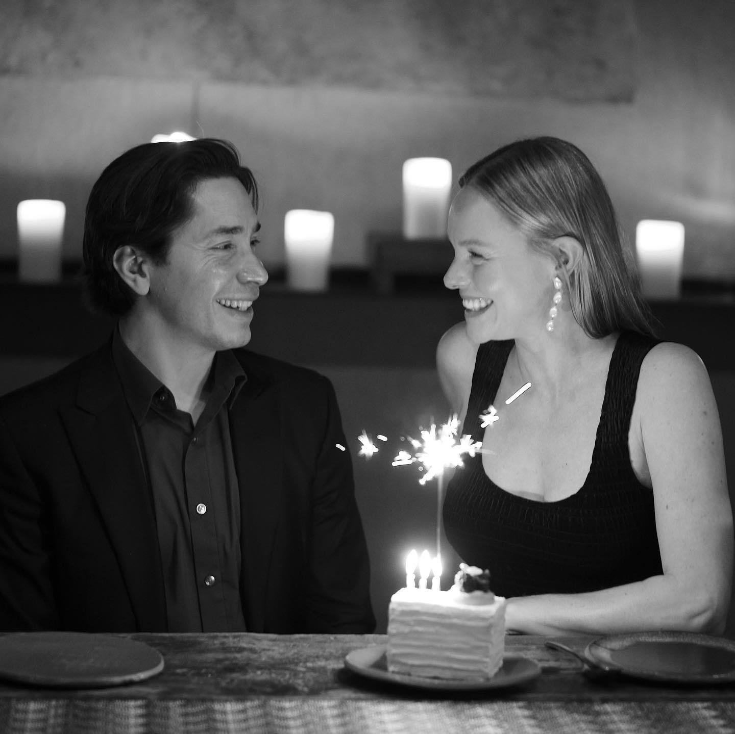 Justin Long poses with Kate Bosworth