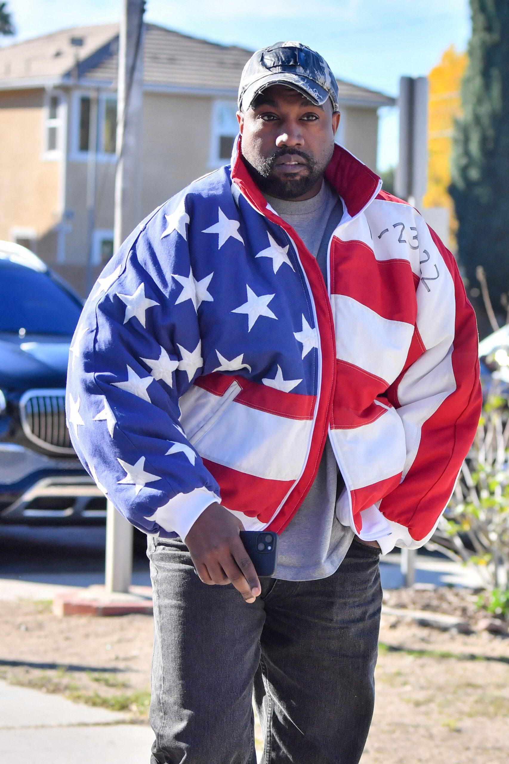 Kanye West dirige igreja vestindo uma jaqueta com a bandeira americana