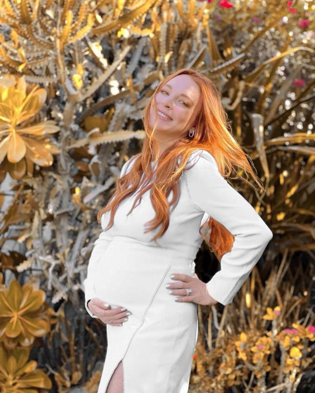 Lindsay Lohan's Baby Bump Is Everything! Pics Inside