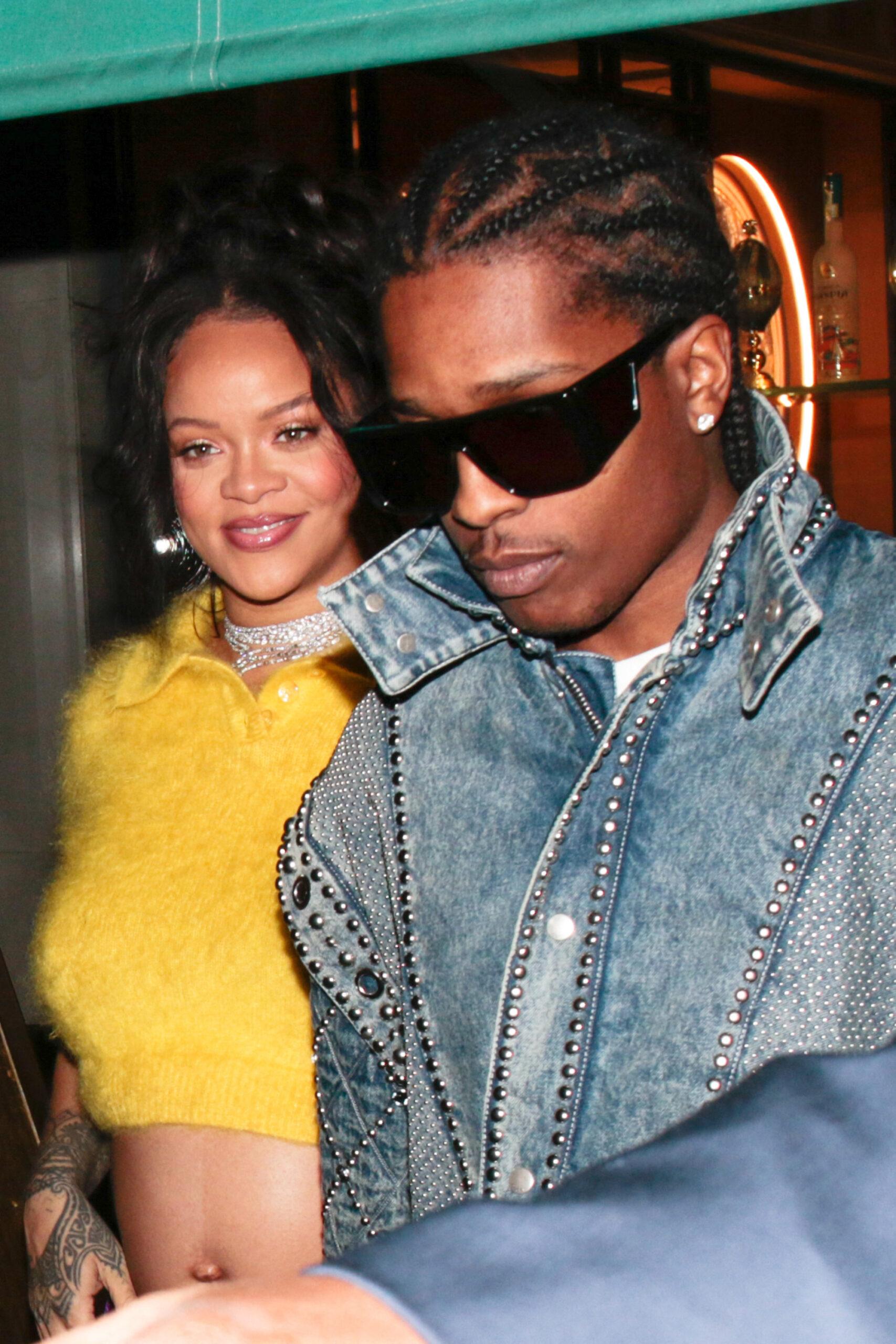 Rihanna está ultrapassando os limites da moda maternidade enquanto arrasa na colheita amarela e exibe a barriguinha do bebê para um jantar