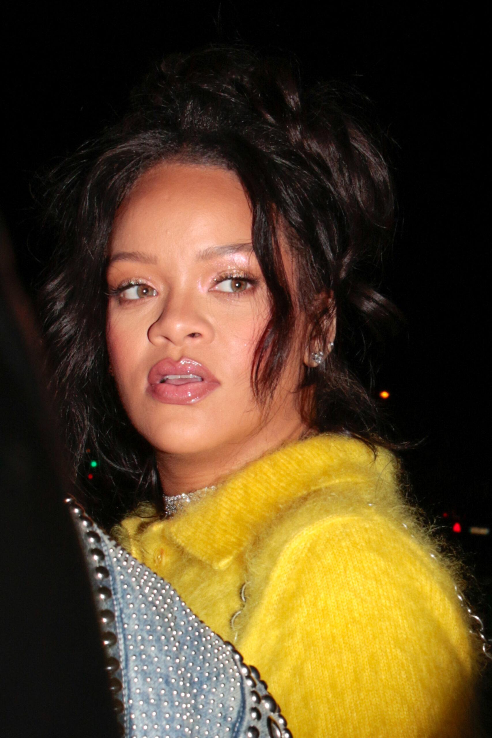 Rihanna está ultrapassando os limites da moda maternidade enquanto usa um corte amarelo e exibe sua barriga para o jantar