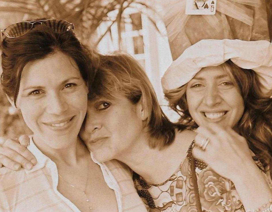 Carrie Fisher posing with her sisters