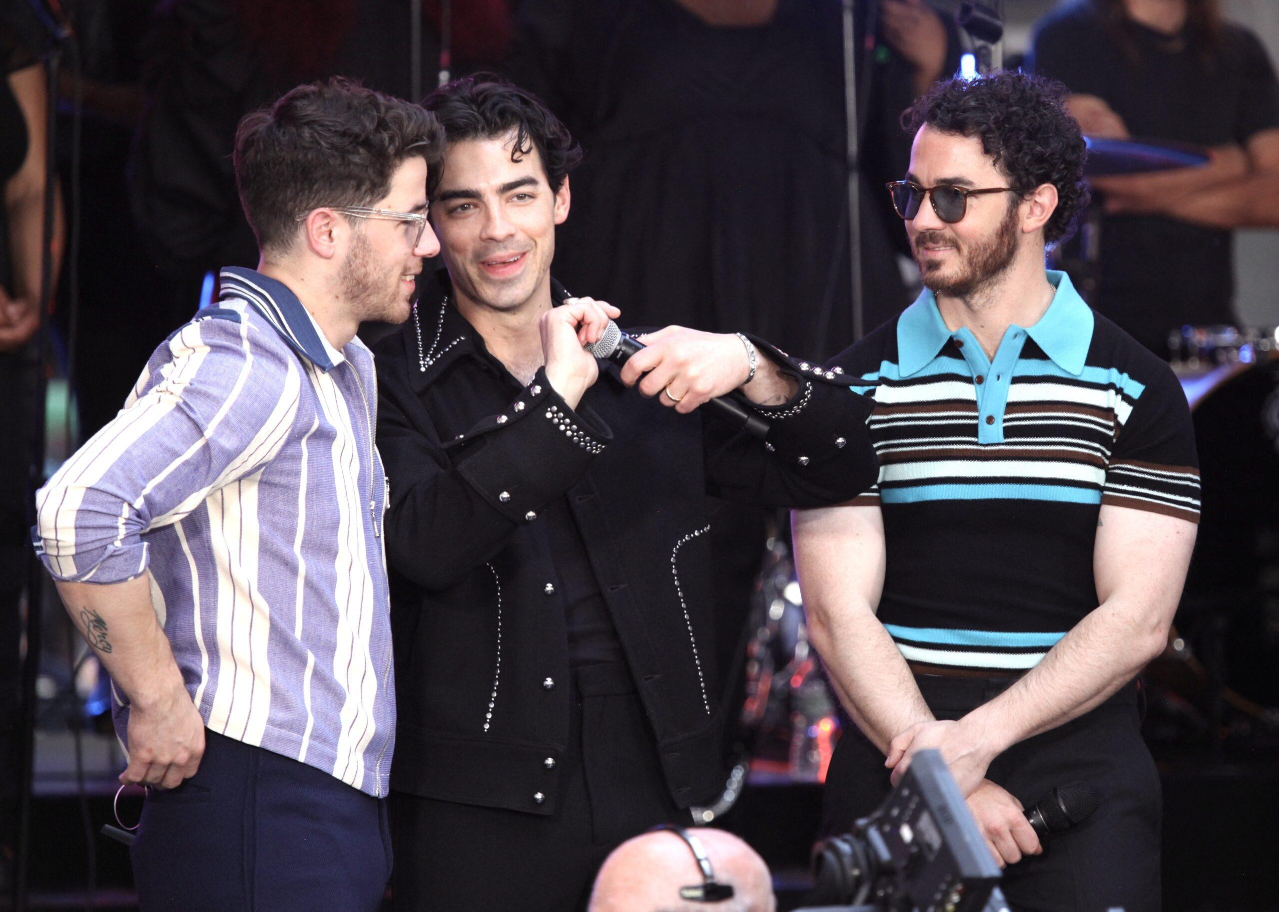 Jonas Brothers Perform live on Today Show.